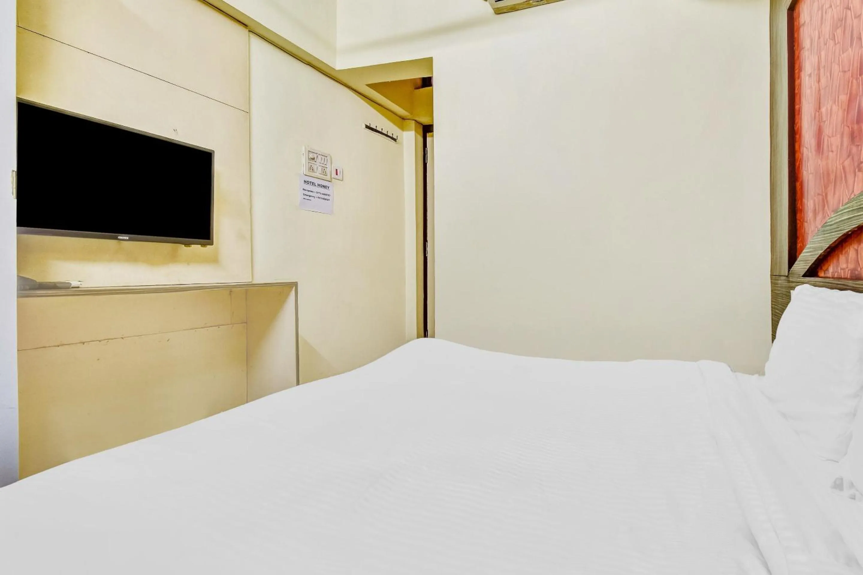 Bedroom, Bed in Capital O Honey Hotel