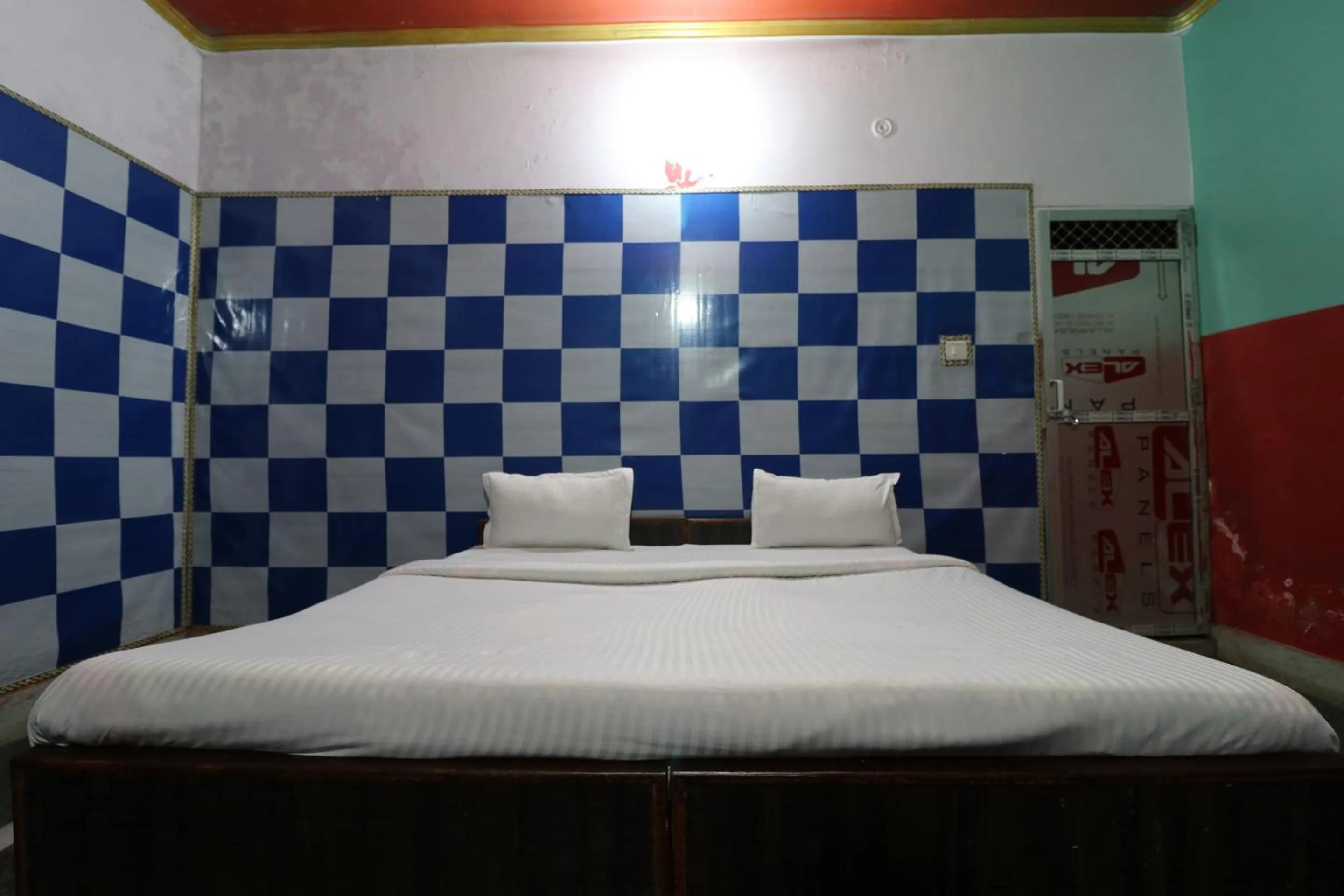 Bedroom, Bed in Capital O Honey Hotel