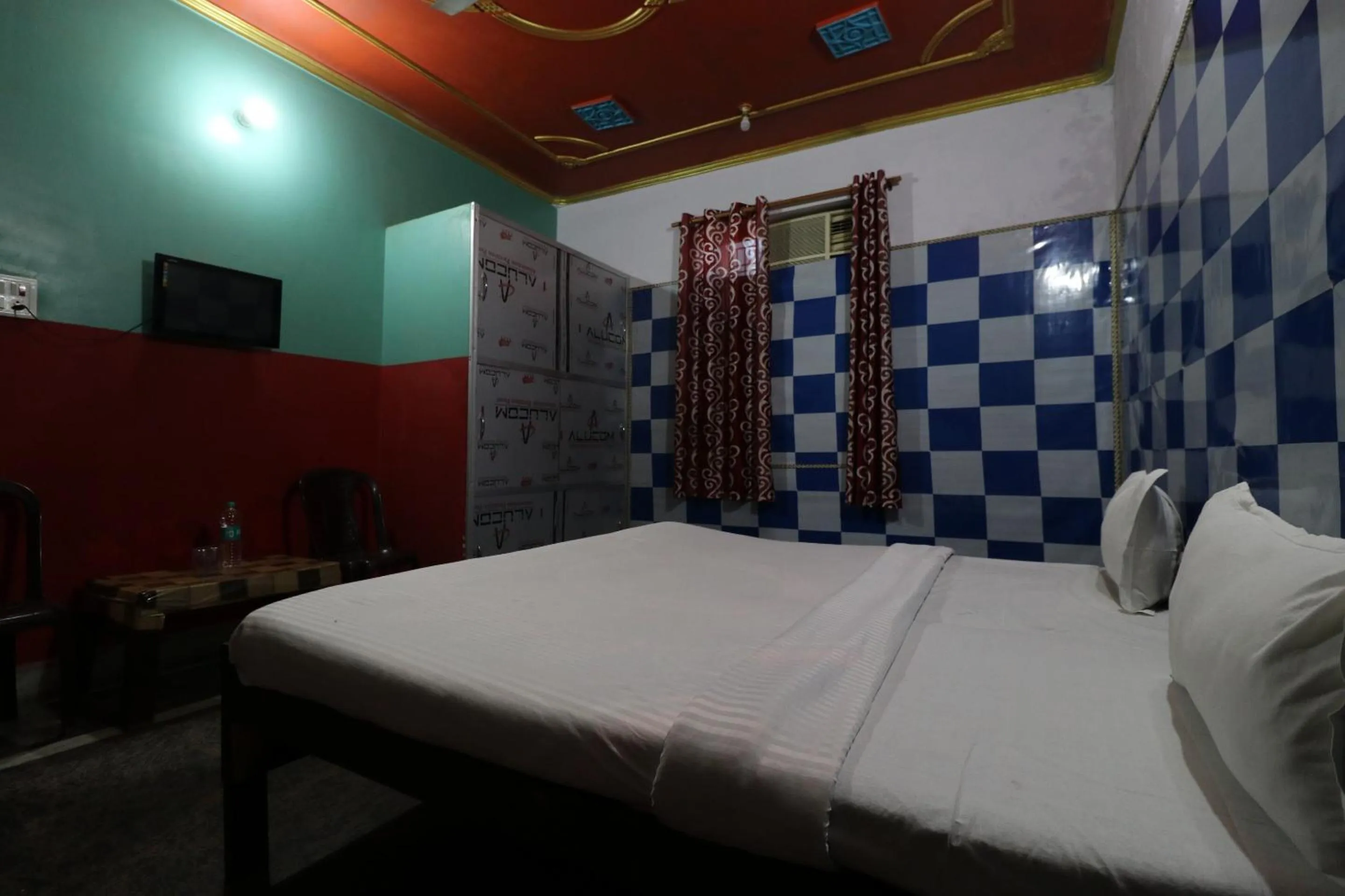 Bedroom in Capital O Honey Hotel