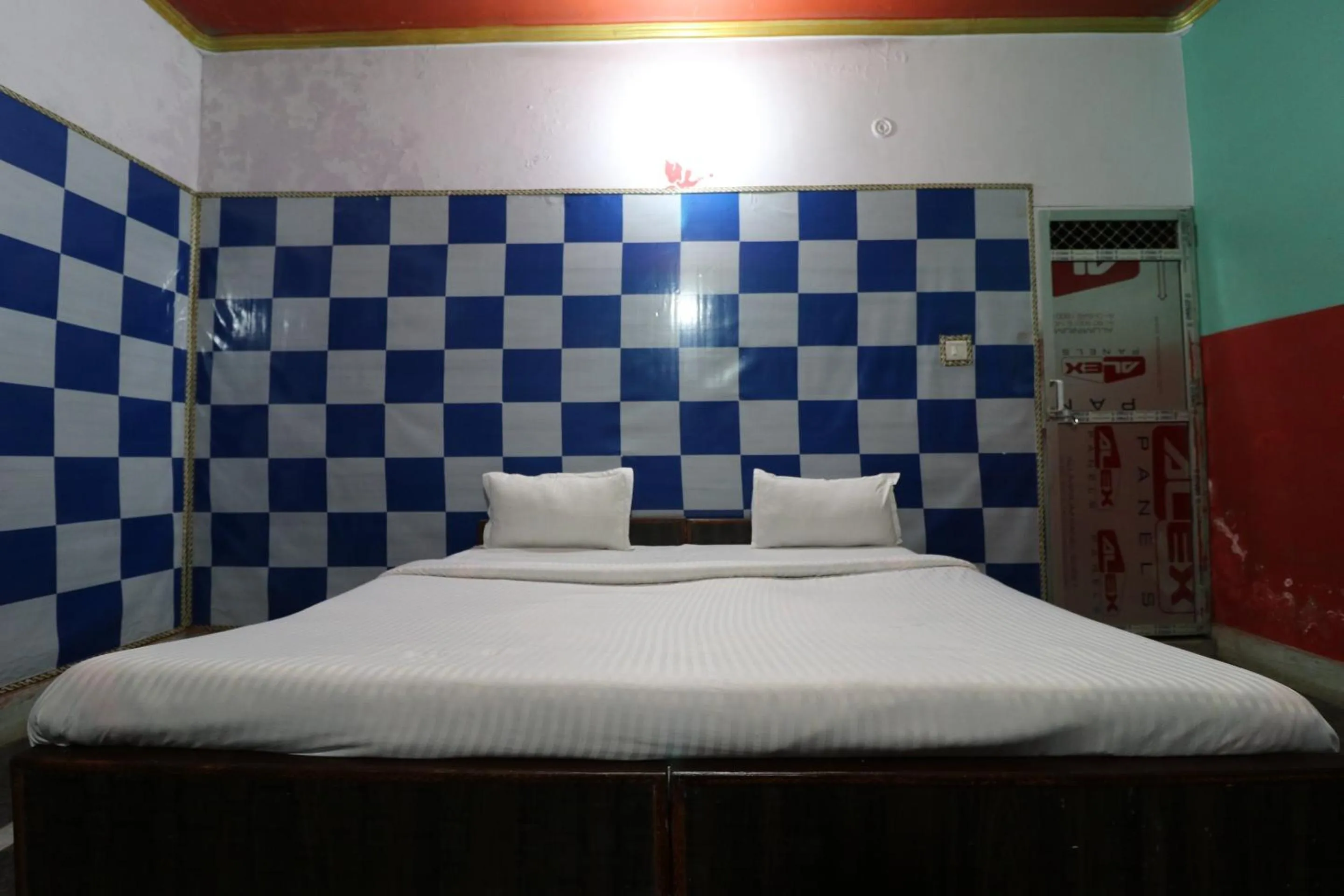 Bedroom in Capital O Honey Hotel