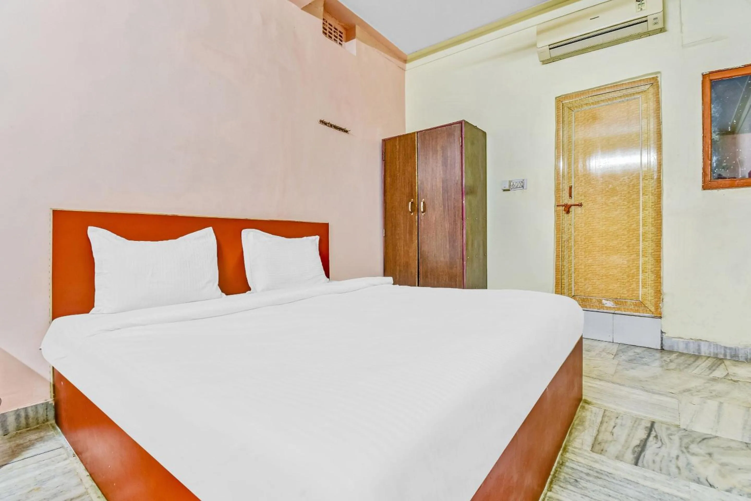 Bedroom in Capital O Honey Hotel