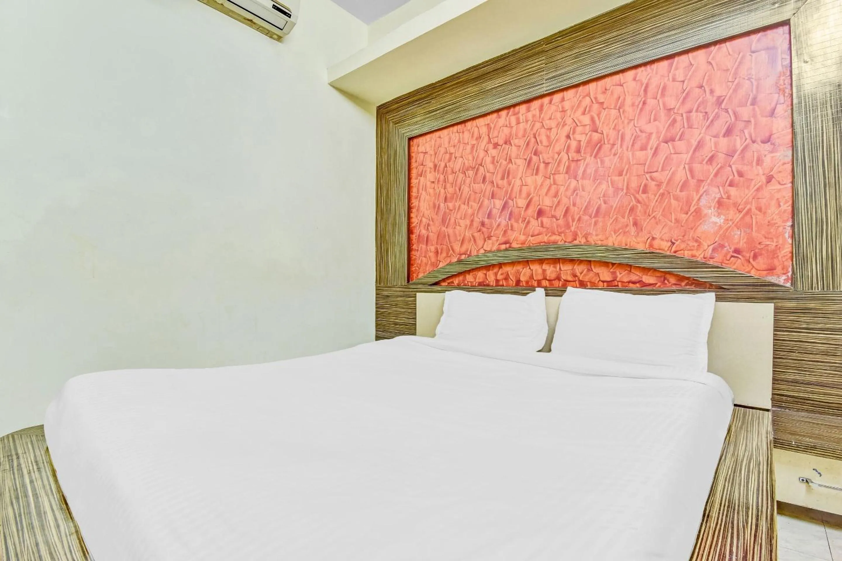 Bedroom, Bed in Capital O Honey Hotel