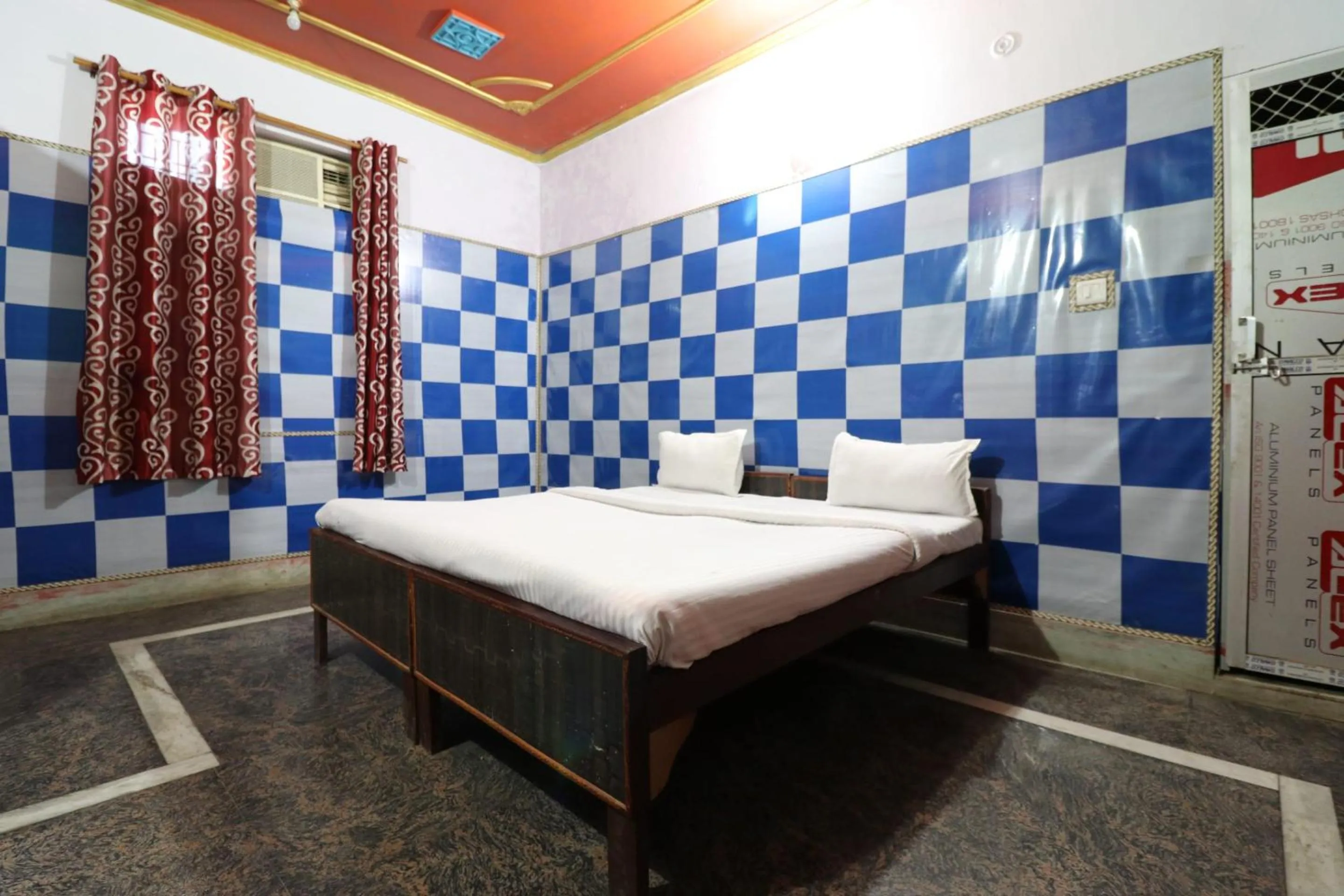 Bedroom, Bed in Capital O Honey Hotel