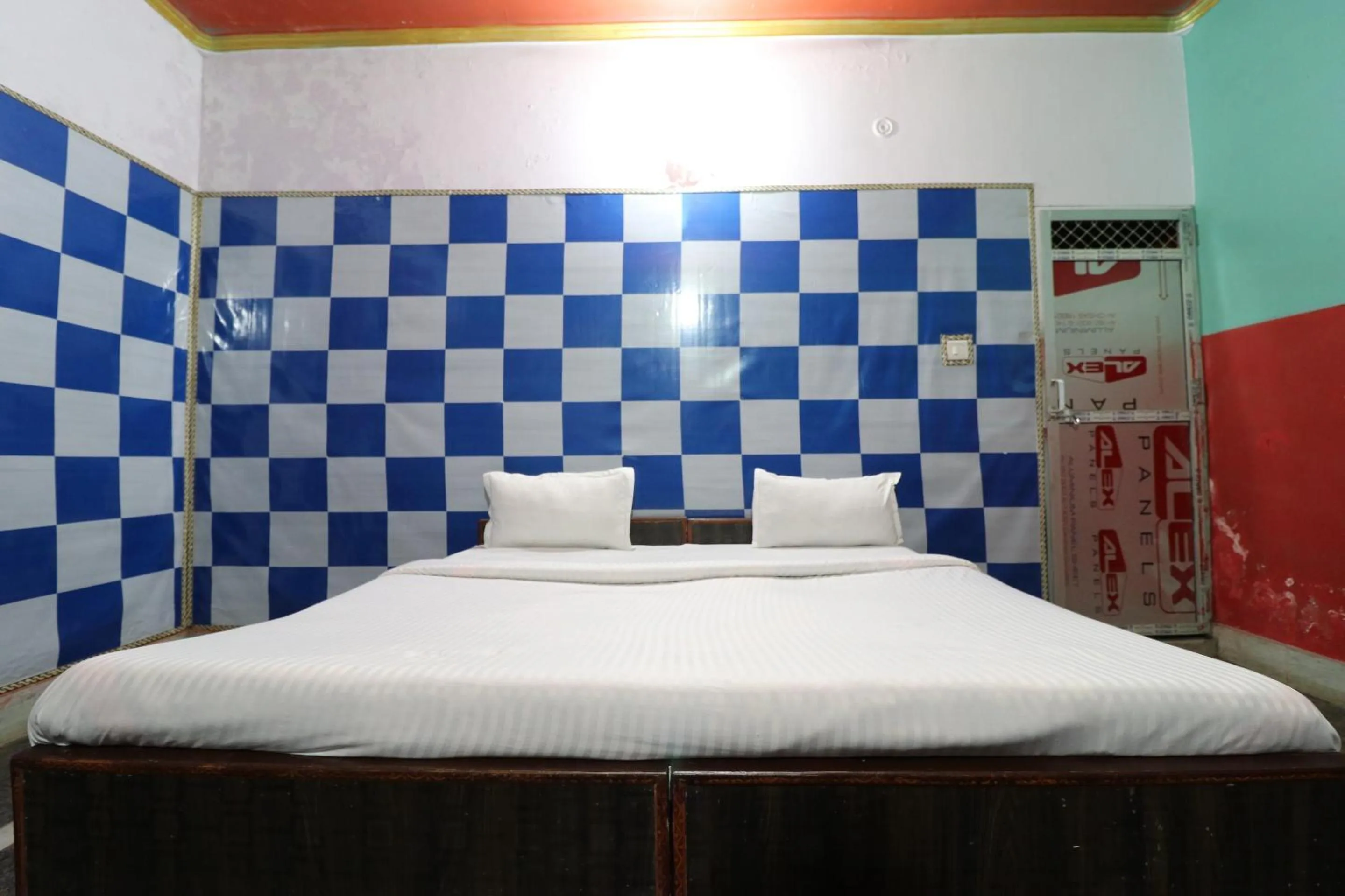 Bedroom, Bed in Capital O Honey Hotel