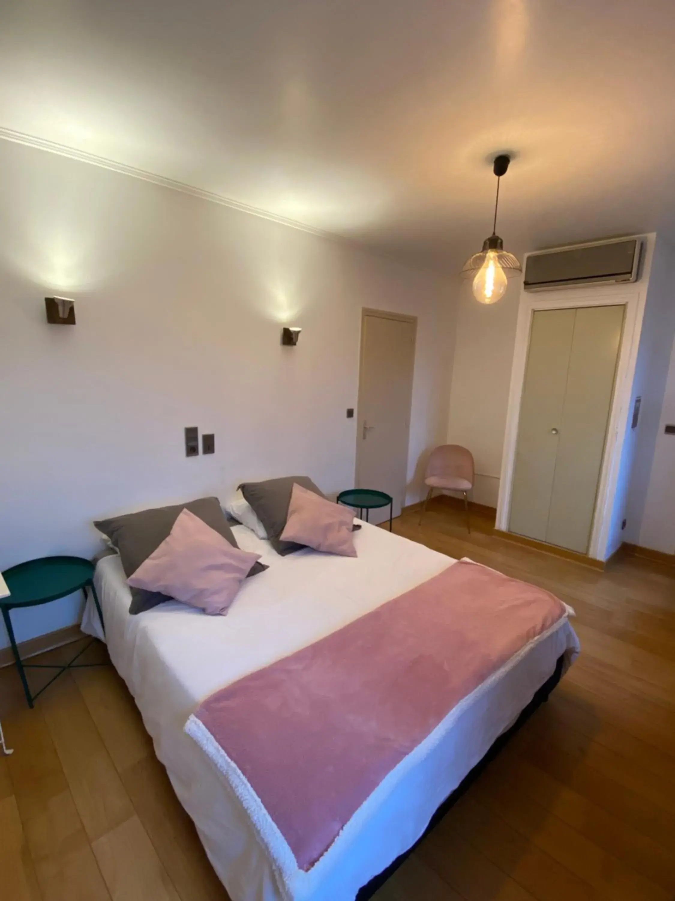 Double Room with Private Bathroom in Les Chambres de la bourse Double Room with Private Bathroom in Les Chambres de la bourse