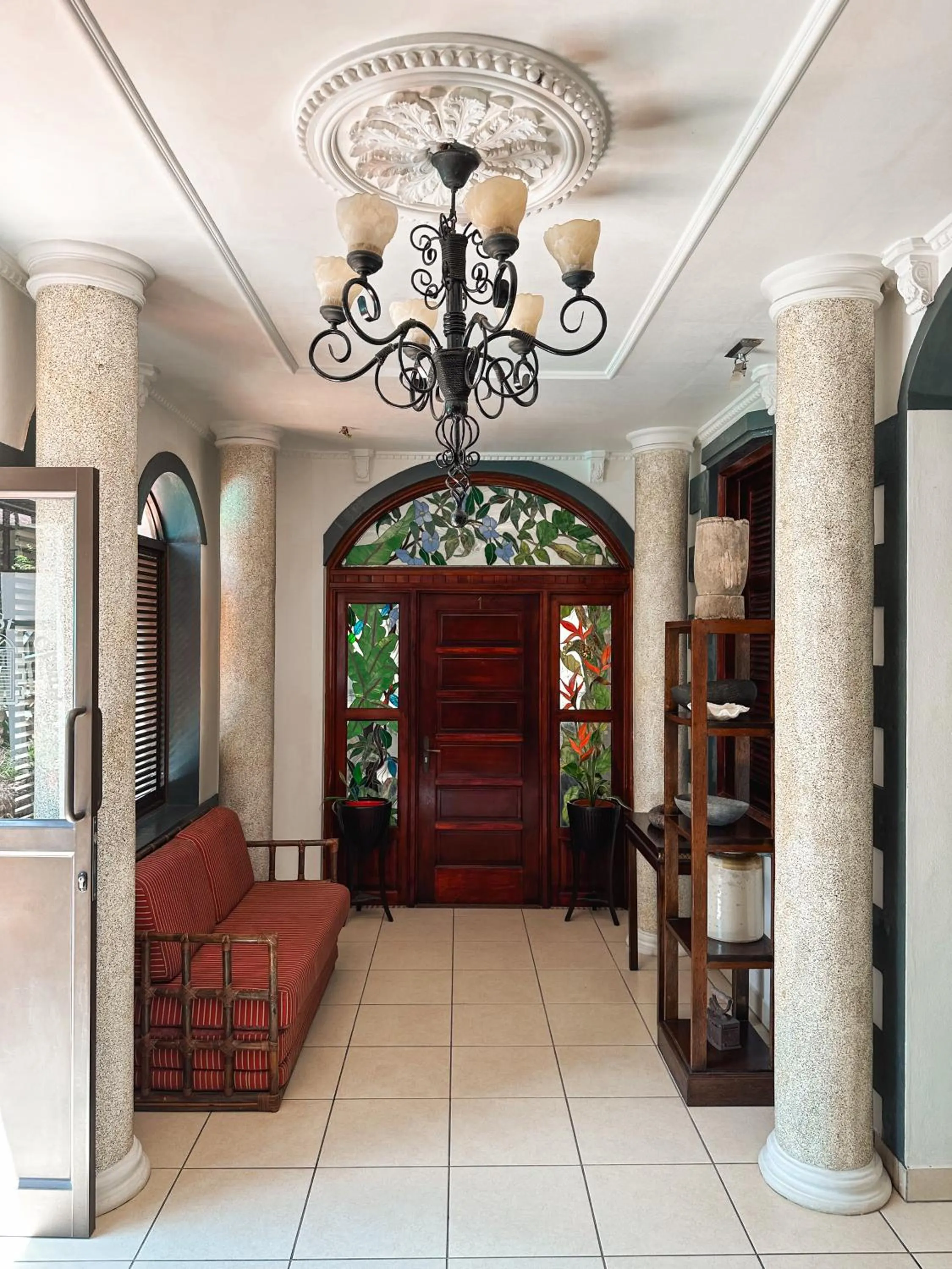 Facade/entrance in Hotel Chateau St Cloud