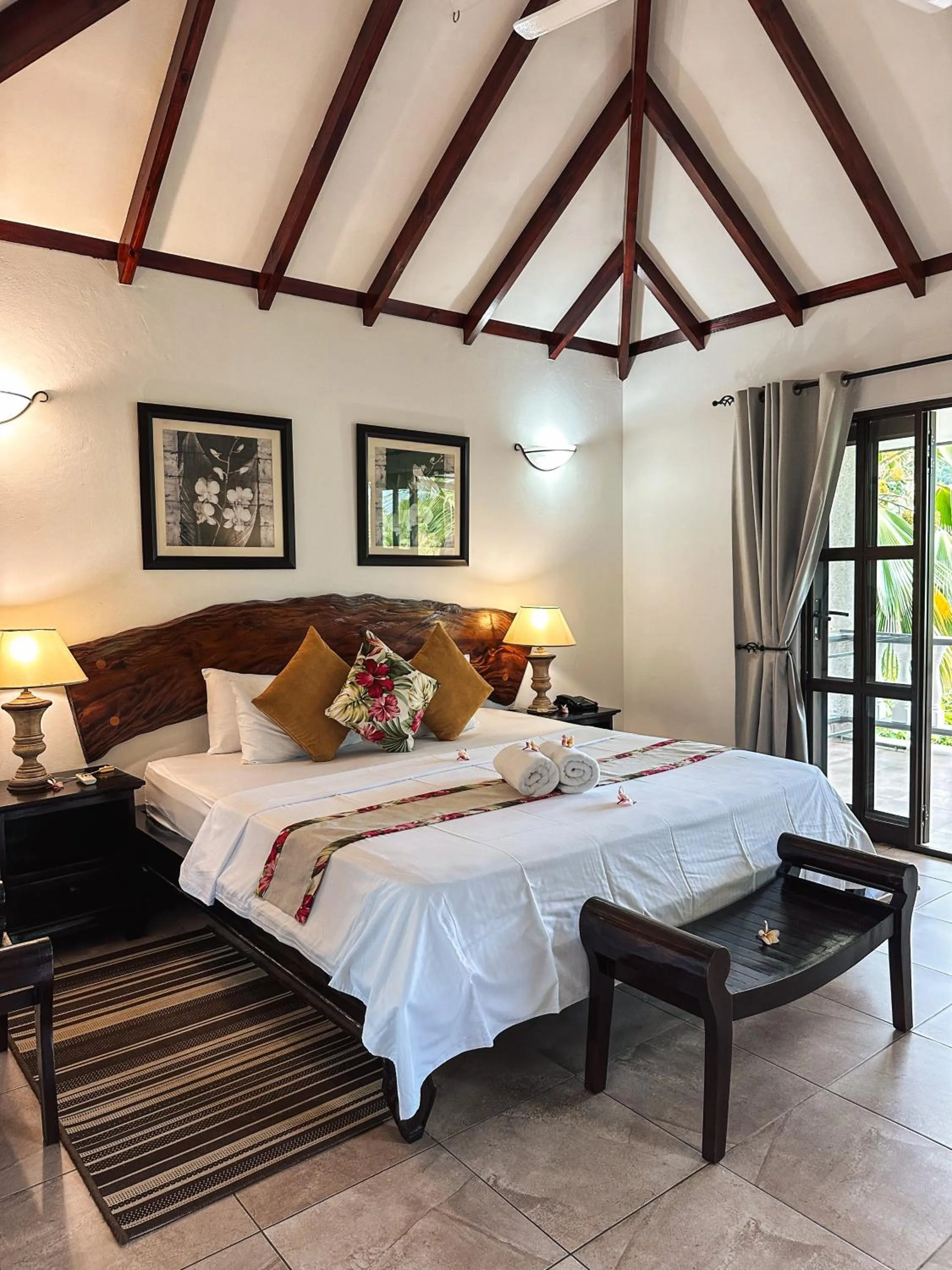 Property building, Bed in Hotel Chateau St Cloud