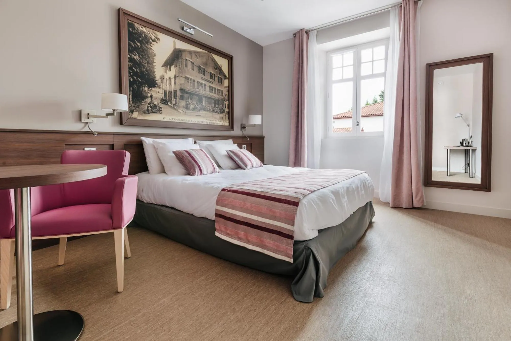 Day, Bed in Hotel-Café du Trinquet