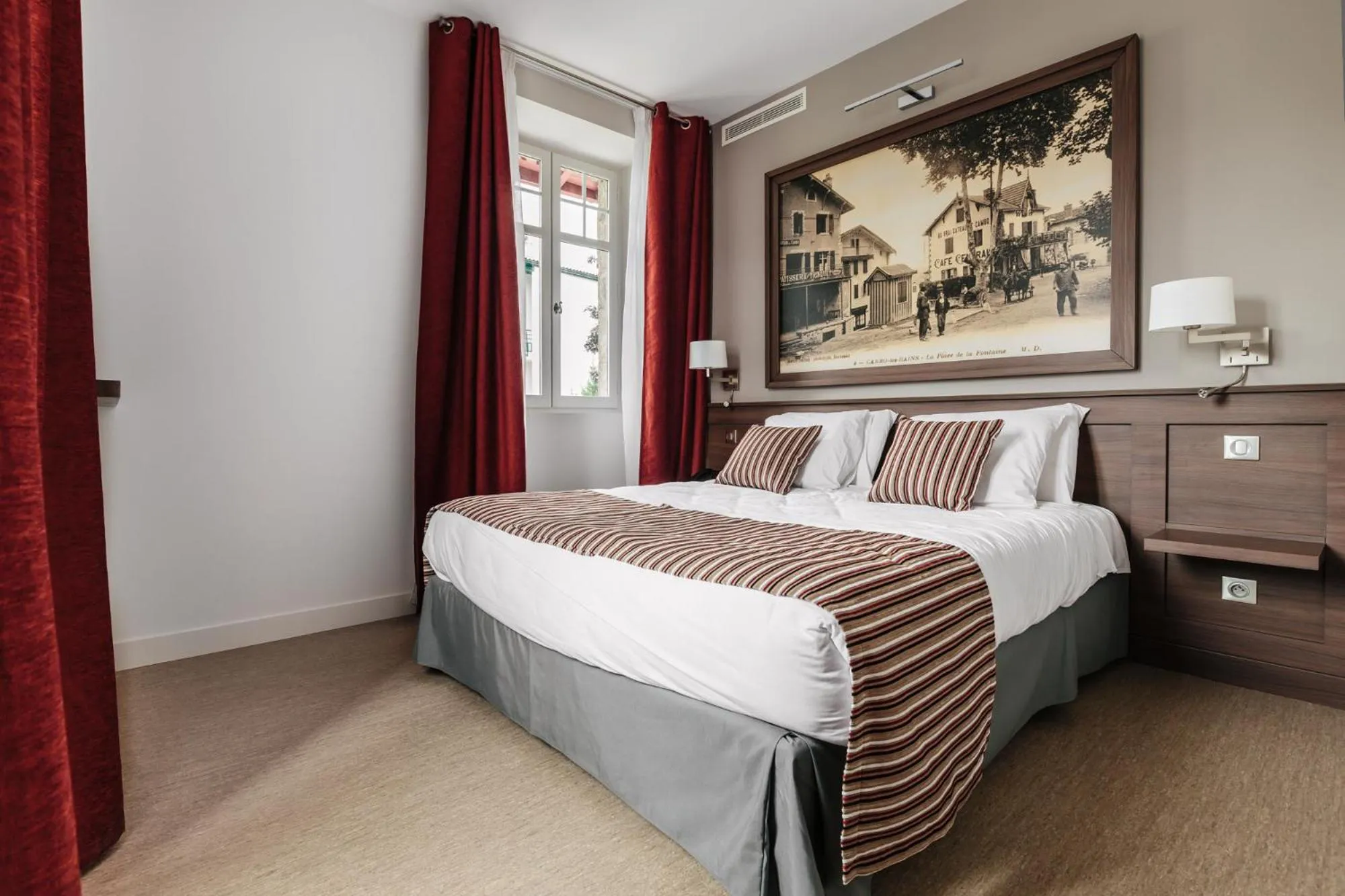 Day, Bed in Hotel-Café du Trinquet