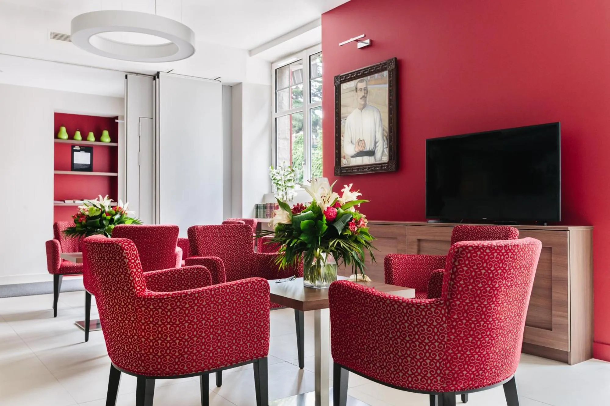 Communal lounge/ TV room in Hotel-Café du Trinquet