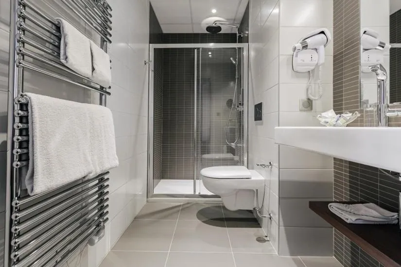 Bathroom in Hotel-Café du Trinquet