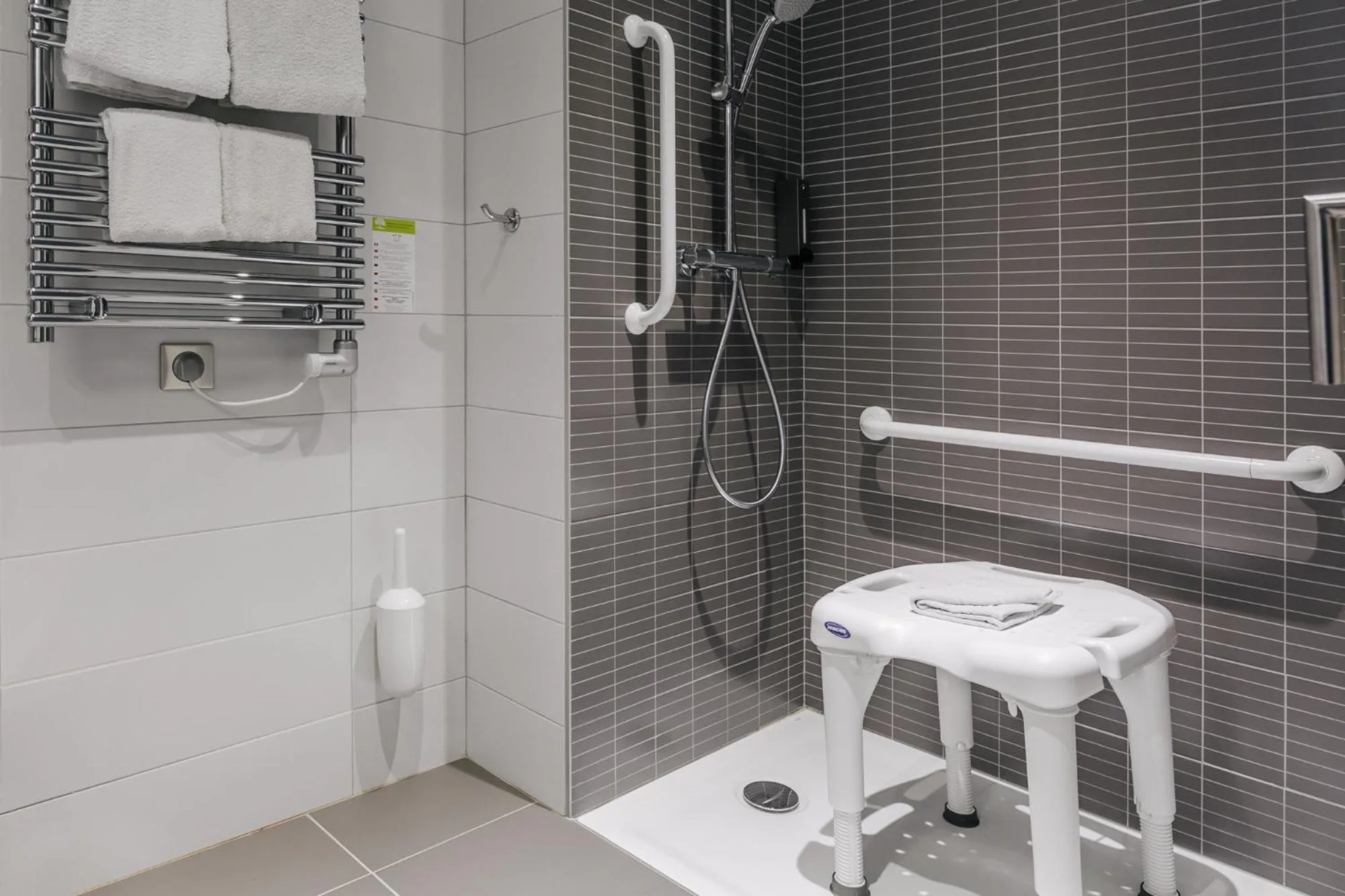 Shower in Hotel-Café du Trinquet