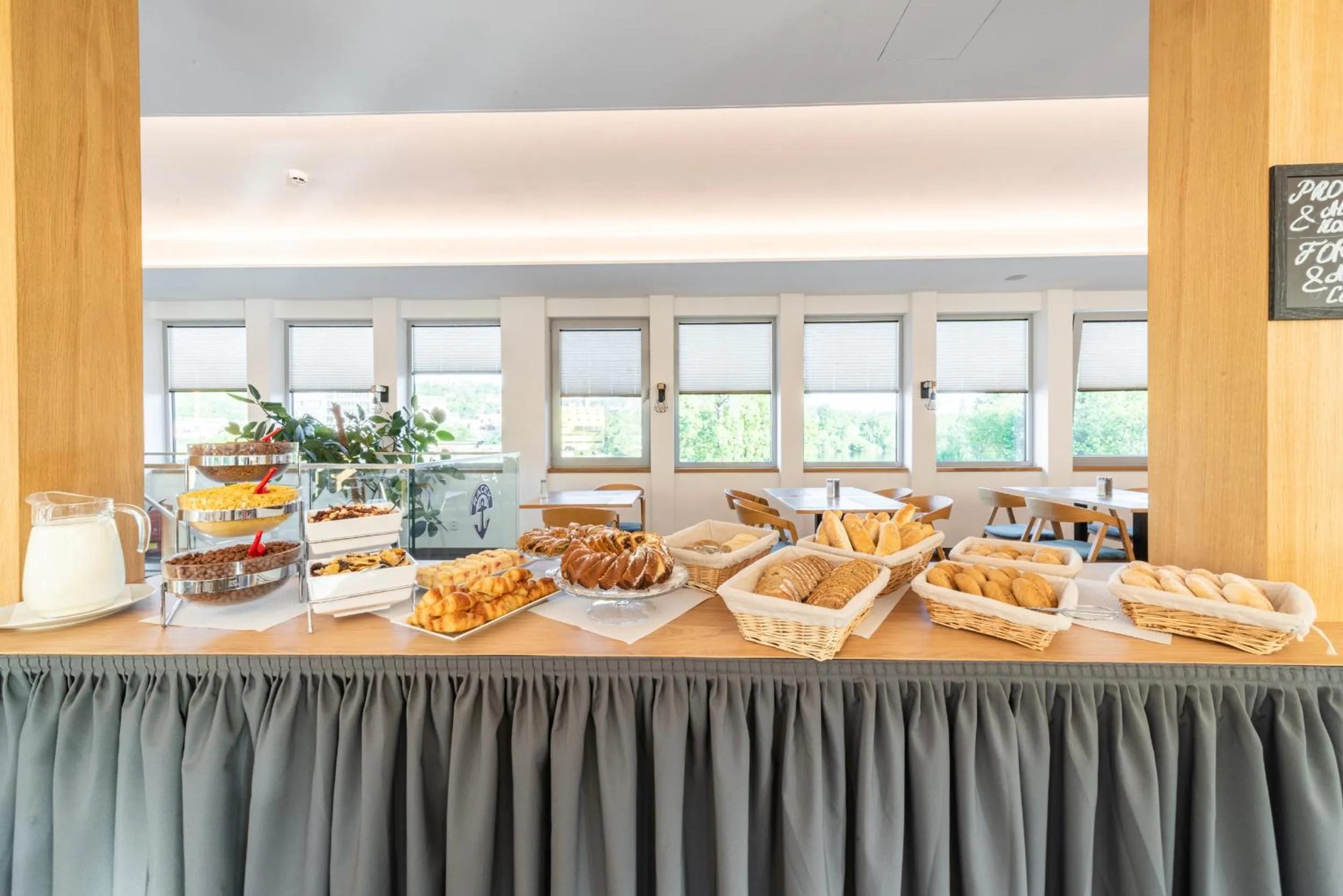 Restaurant/places to eat in Botel Racek