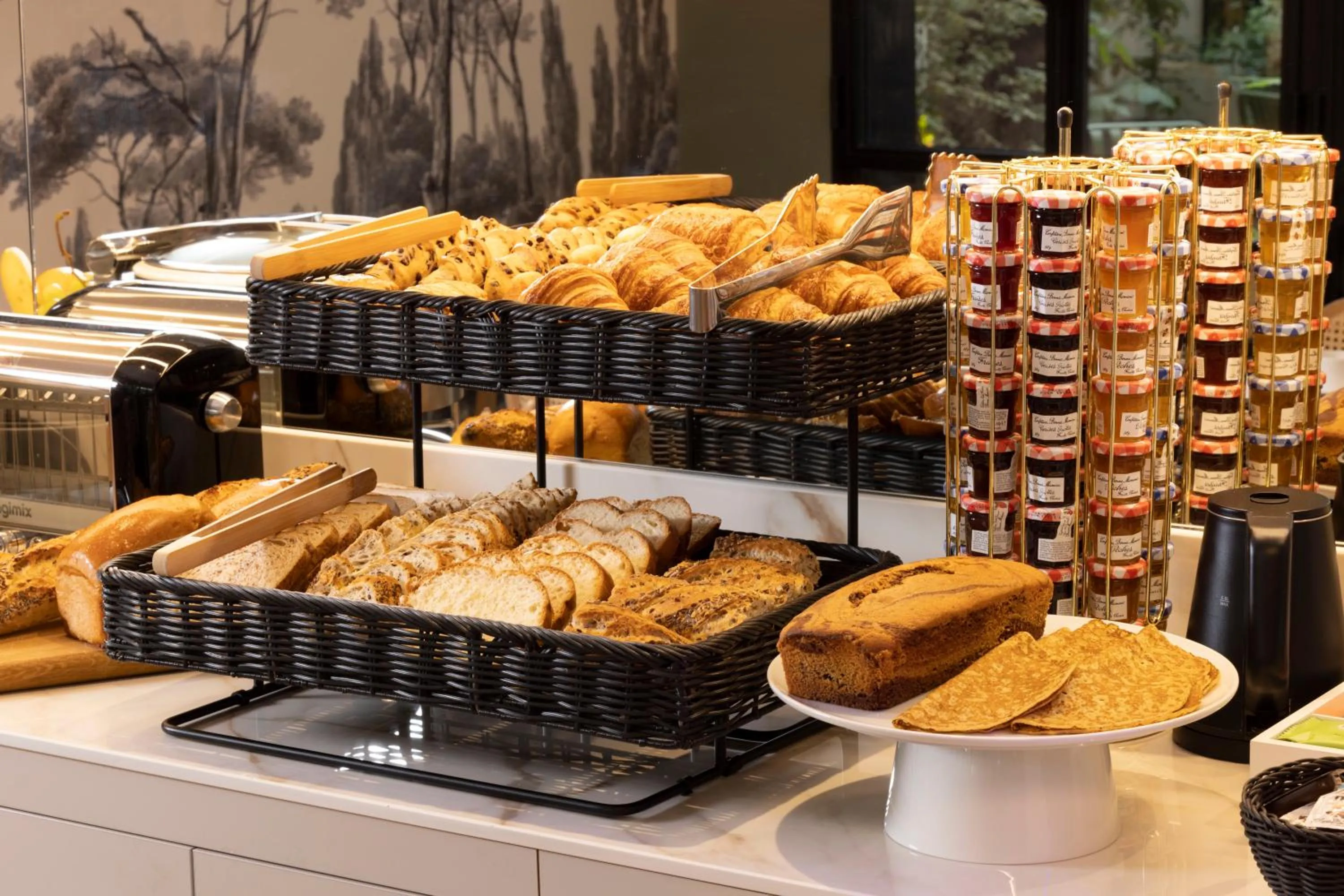 Buffet breakfast in Hôtel La Canopée