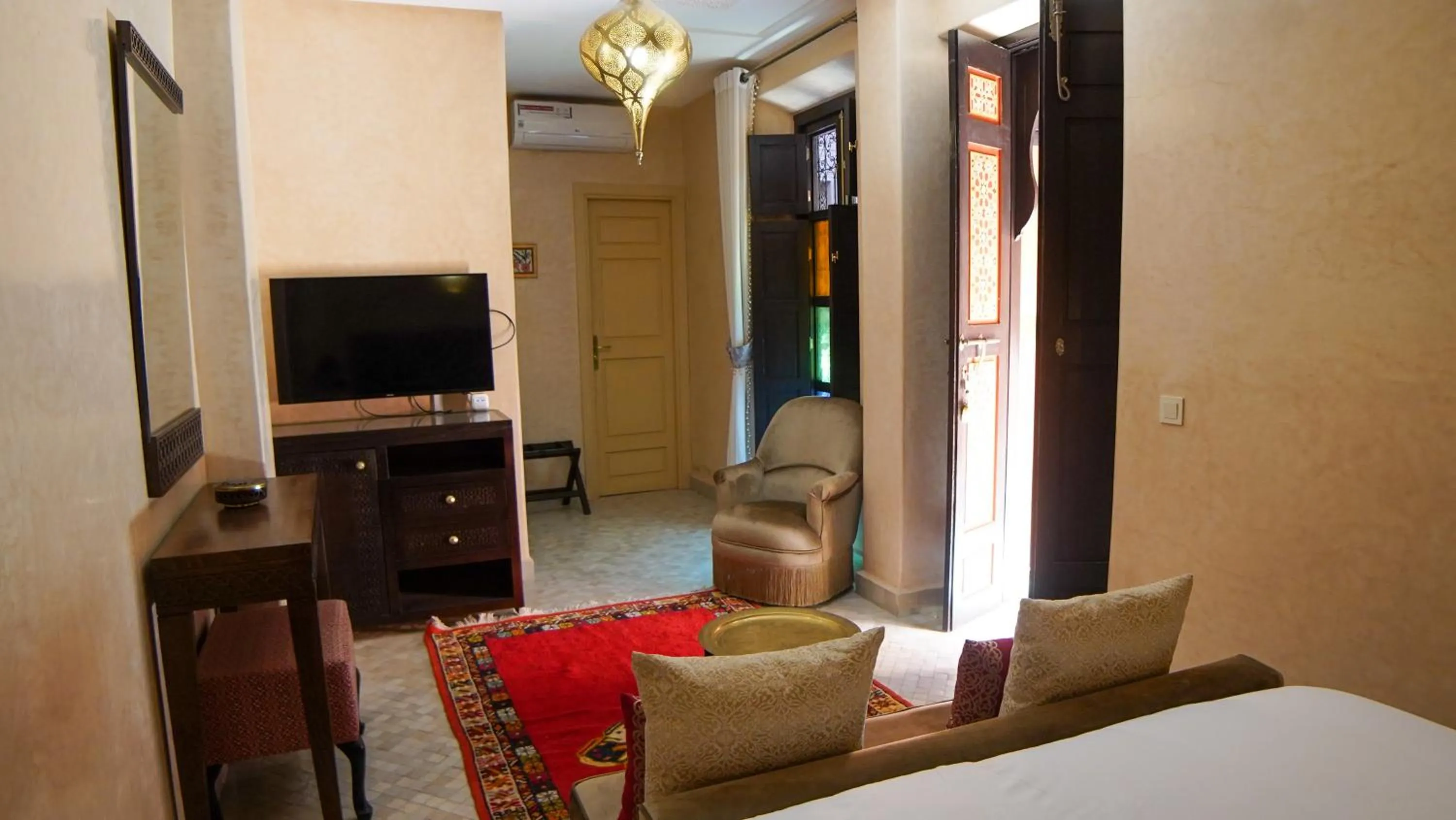 Living room, Bed in Riad Sultan Suleiman