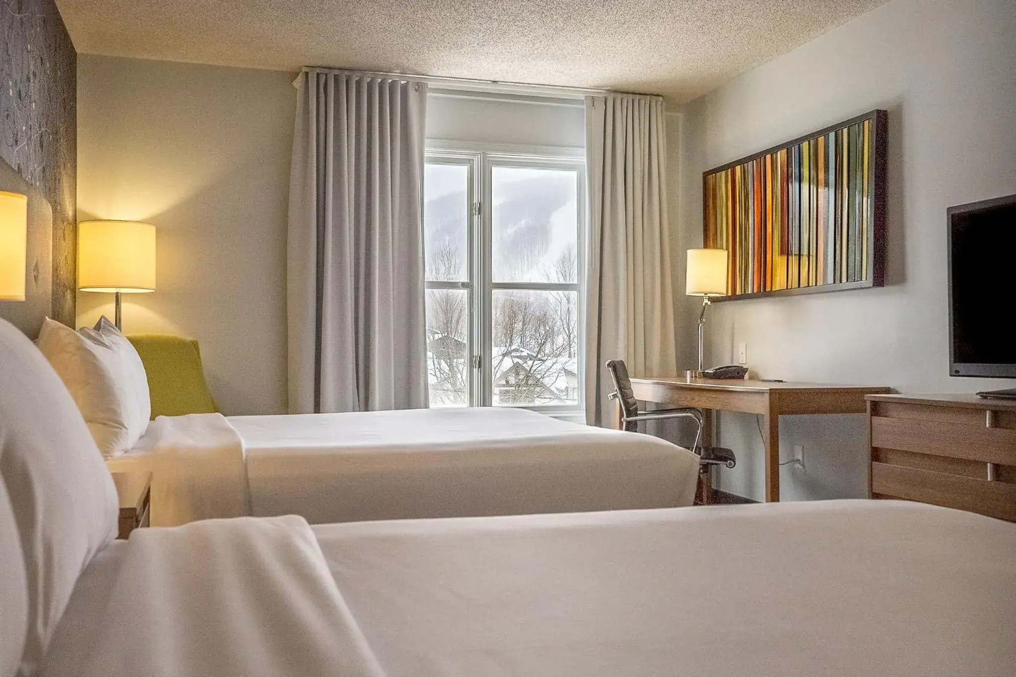 Comfort room with 2 Queen beds mountain view in Hotel Chateau Bromont Comfort room with 2 Queen beds mountain view in Hotel Chateau Bromont