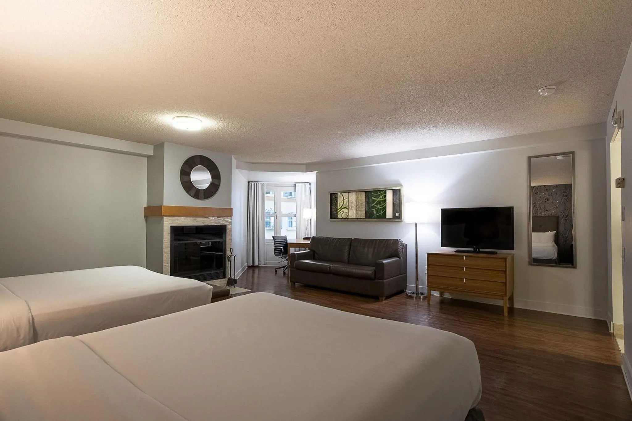 Communal lounge/ TV room, Bed in Hotel Chateau Bromont