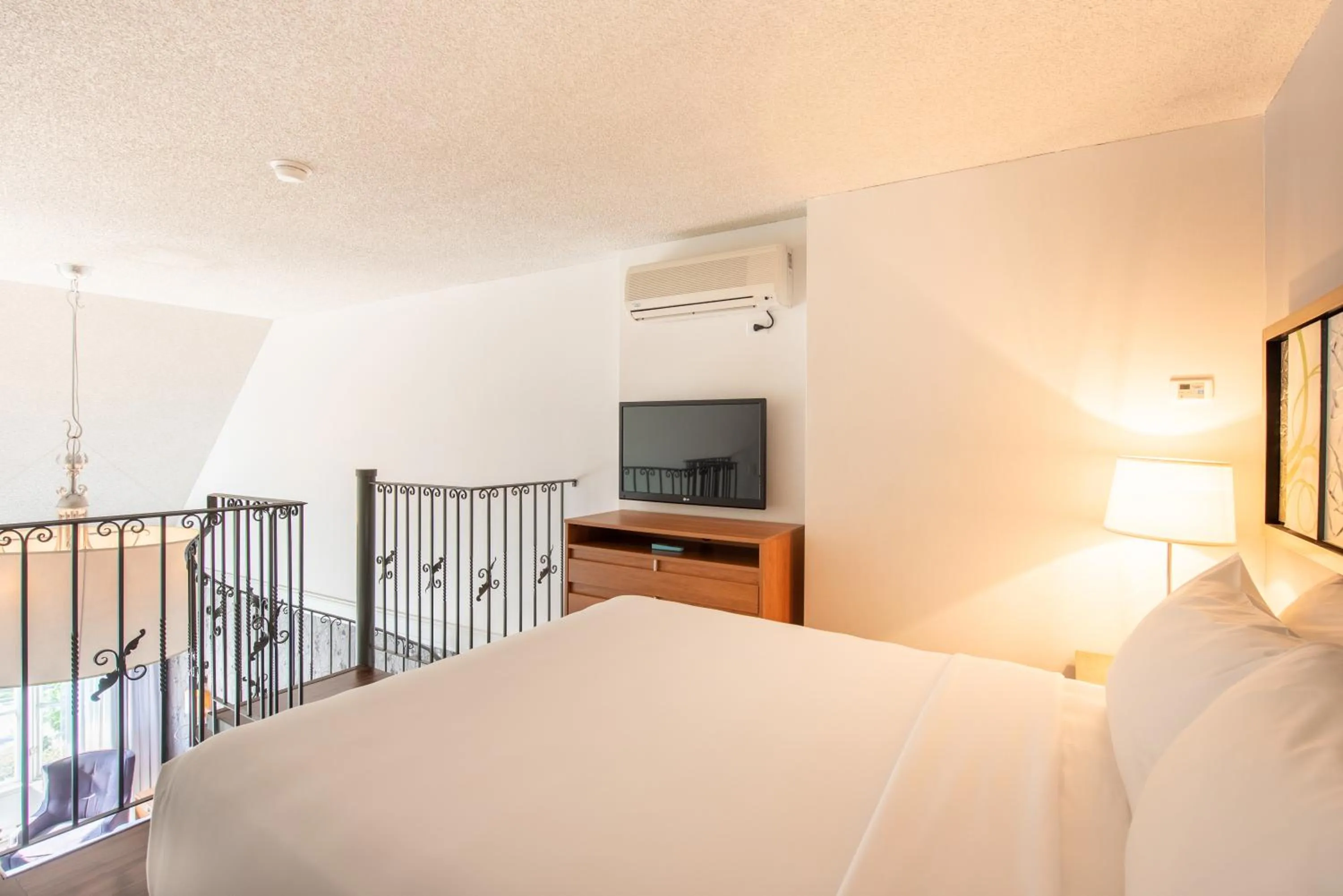 Bedroom, Bed in Hotel Chateau Bromont