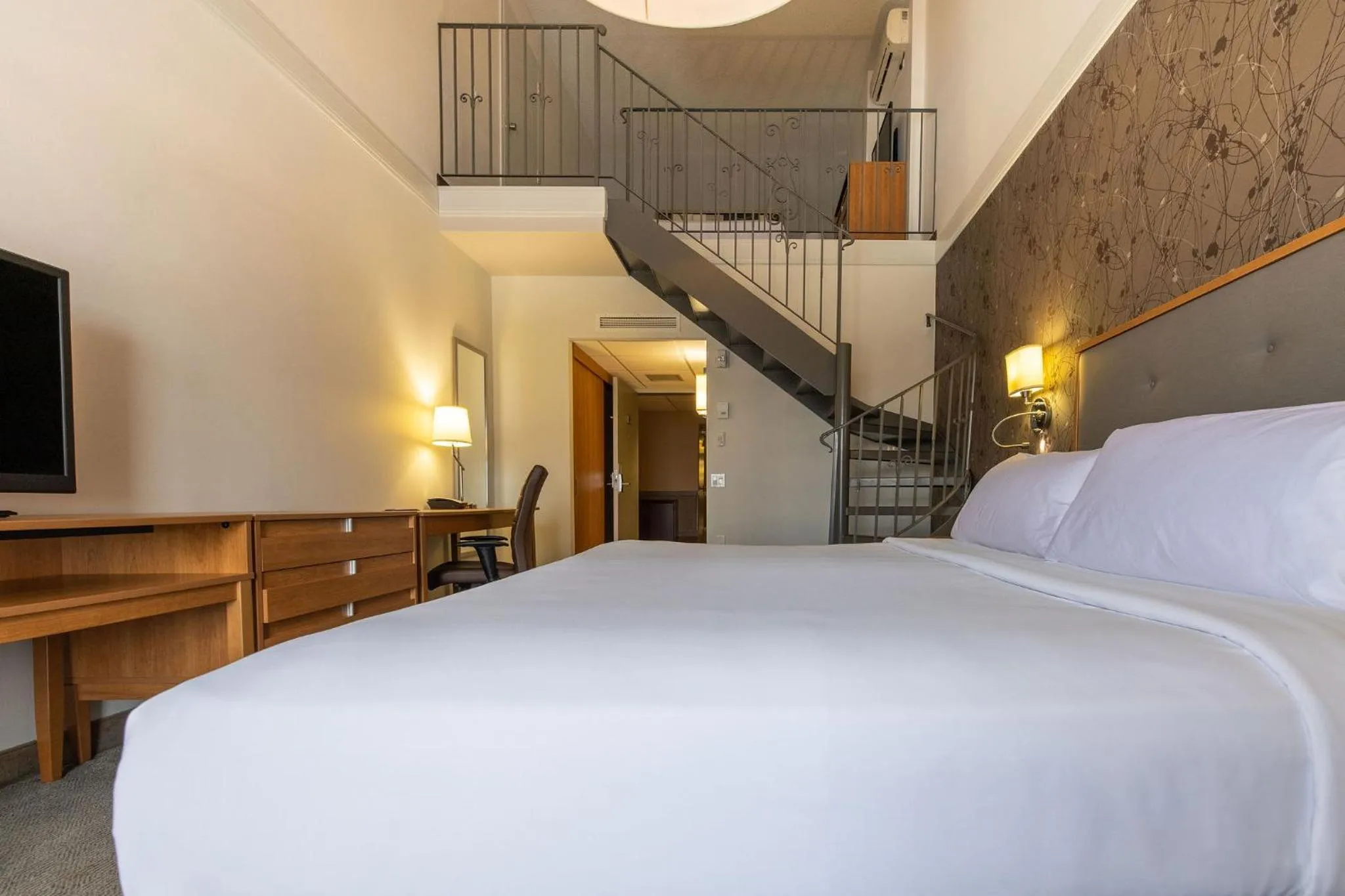 Photo of the whole room, Bed in Hotel Chateau Bromont