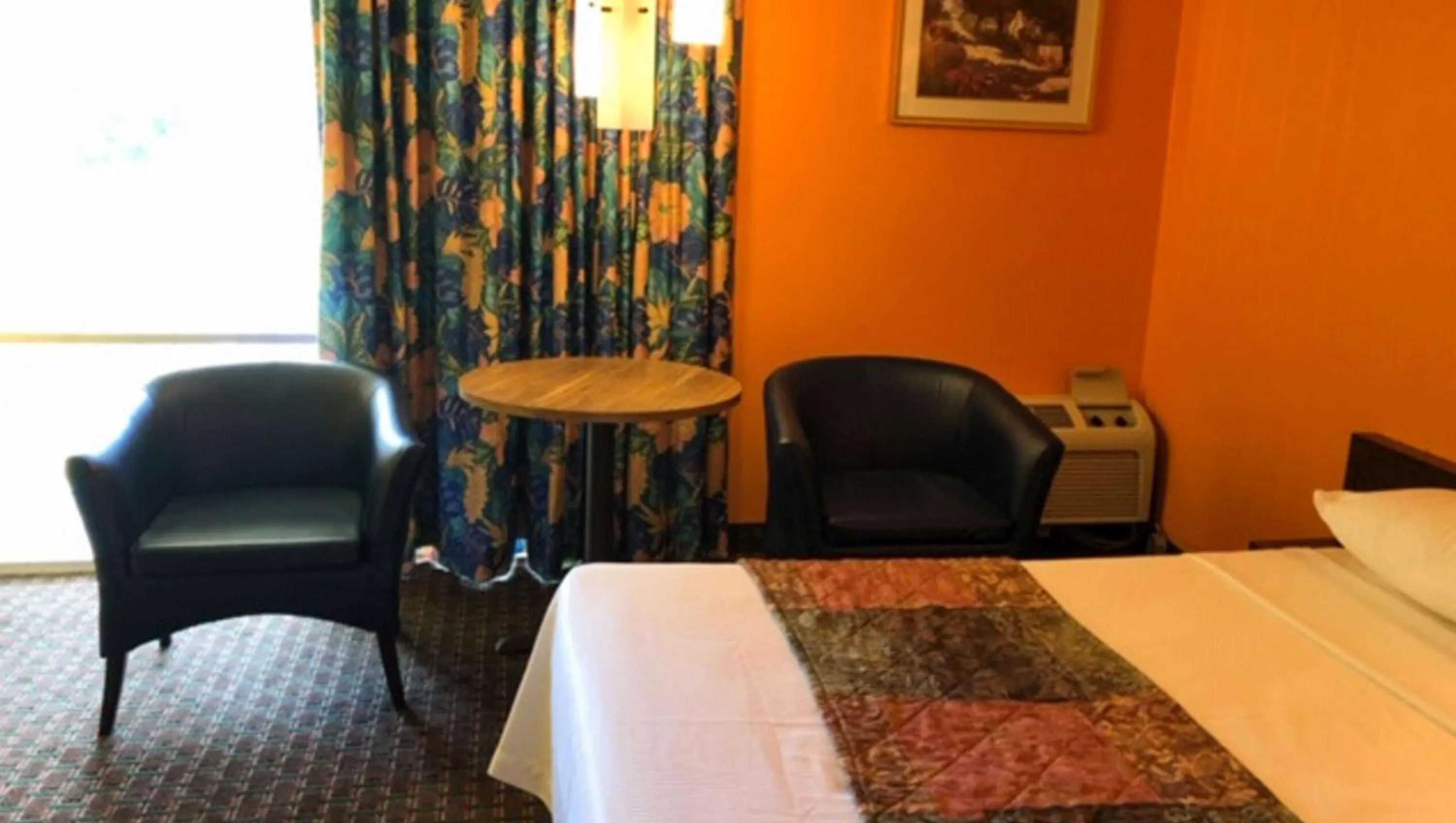 Photo of the whole room, Seating Area in Sunset Inn Manning