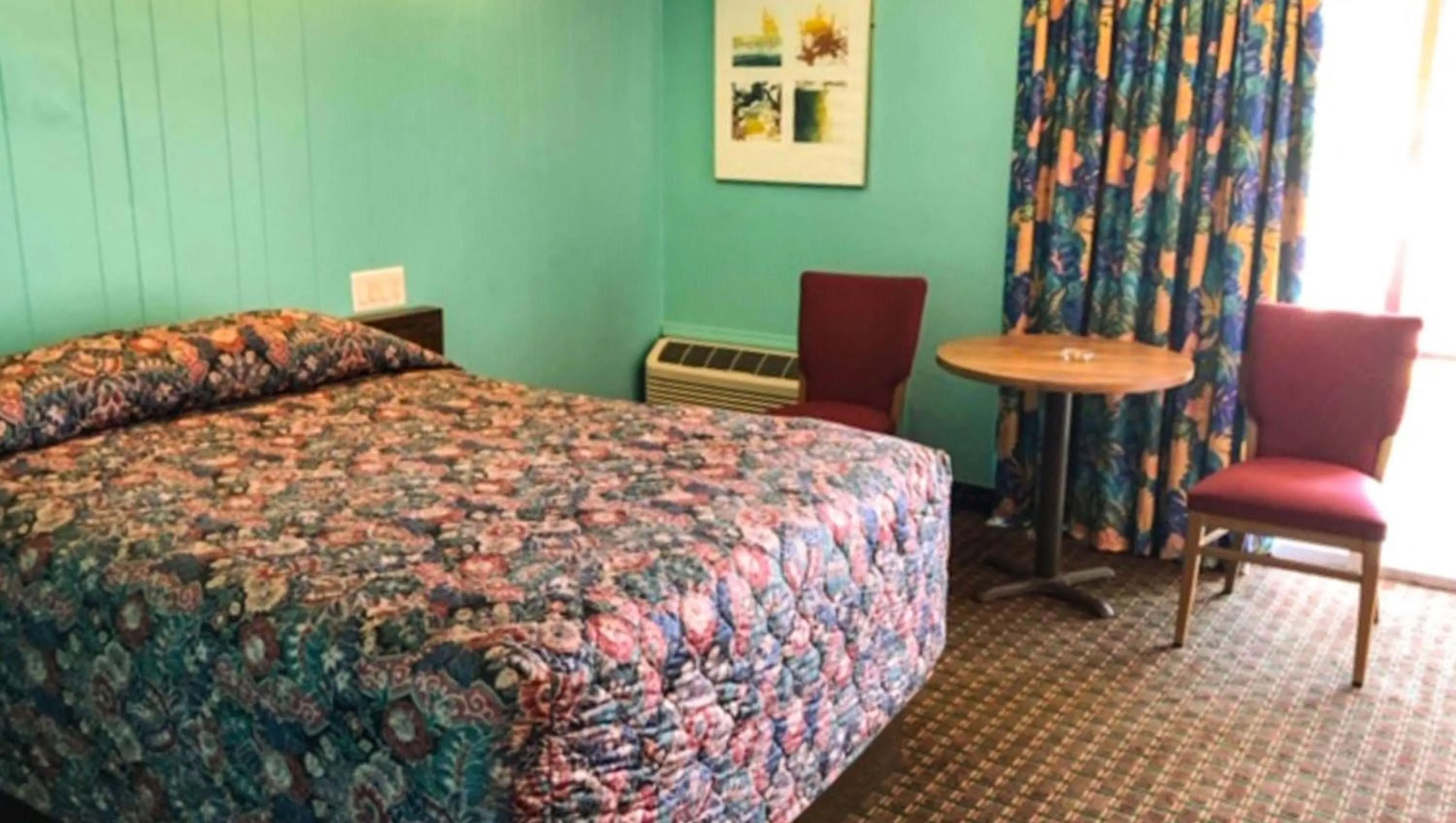 Photo of the whole room in Sunset Inn Manning