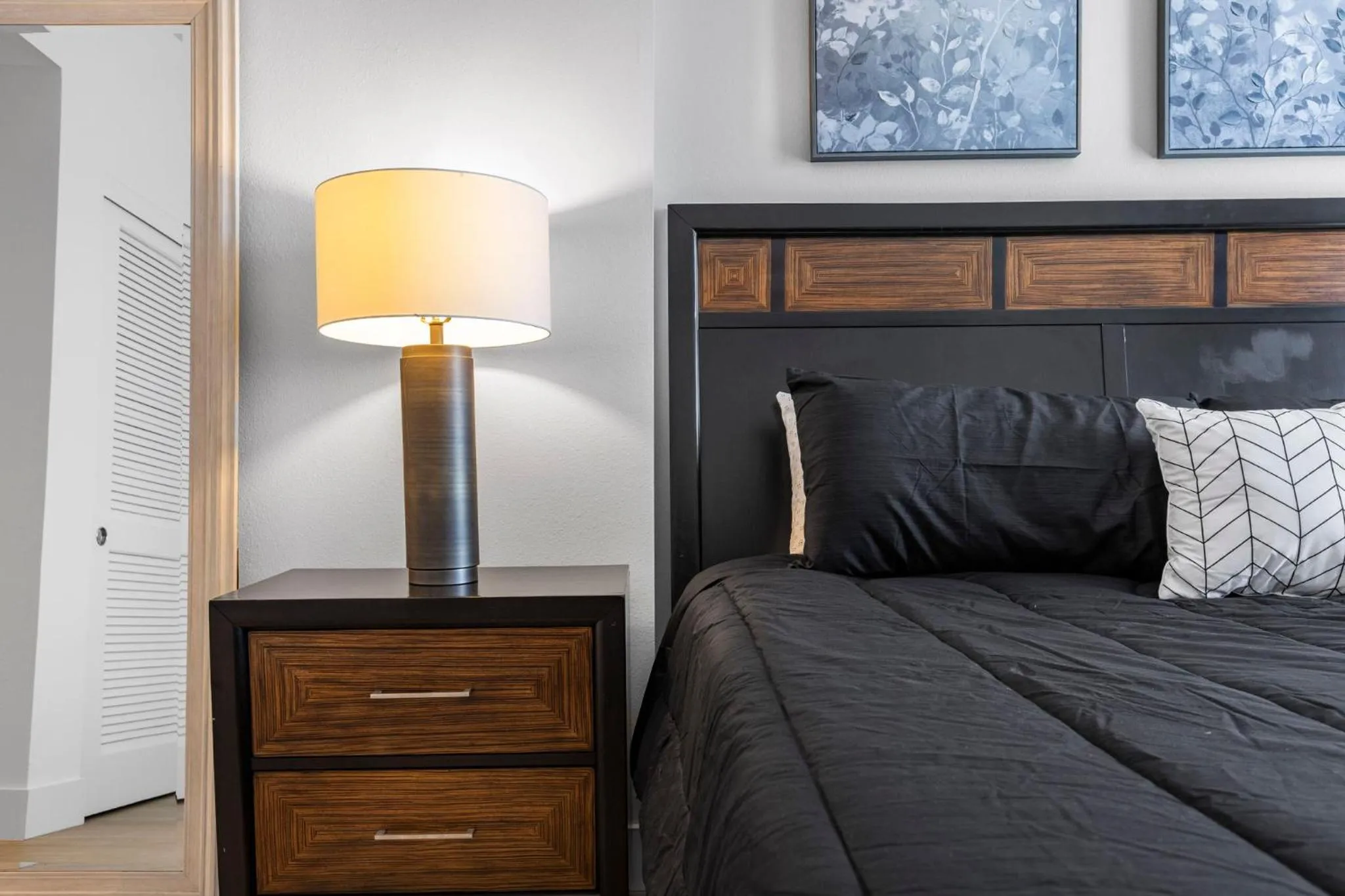 Bed in 1 Luxury Apartment