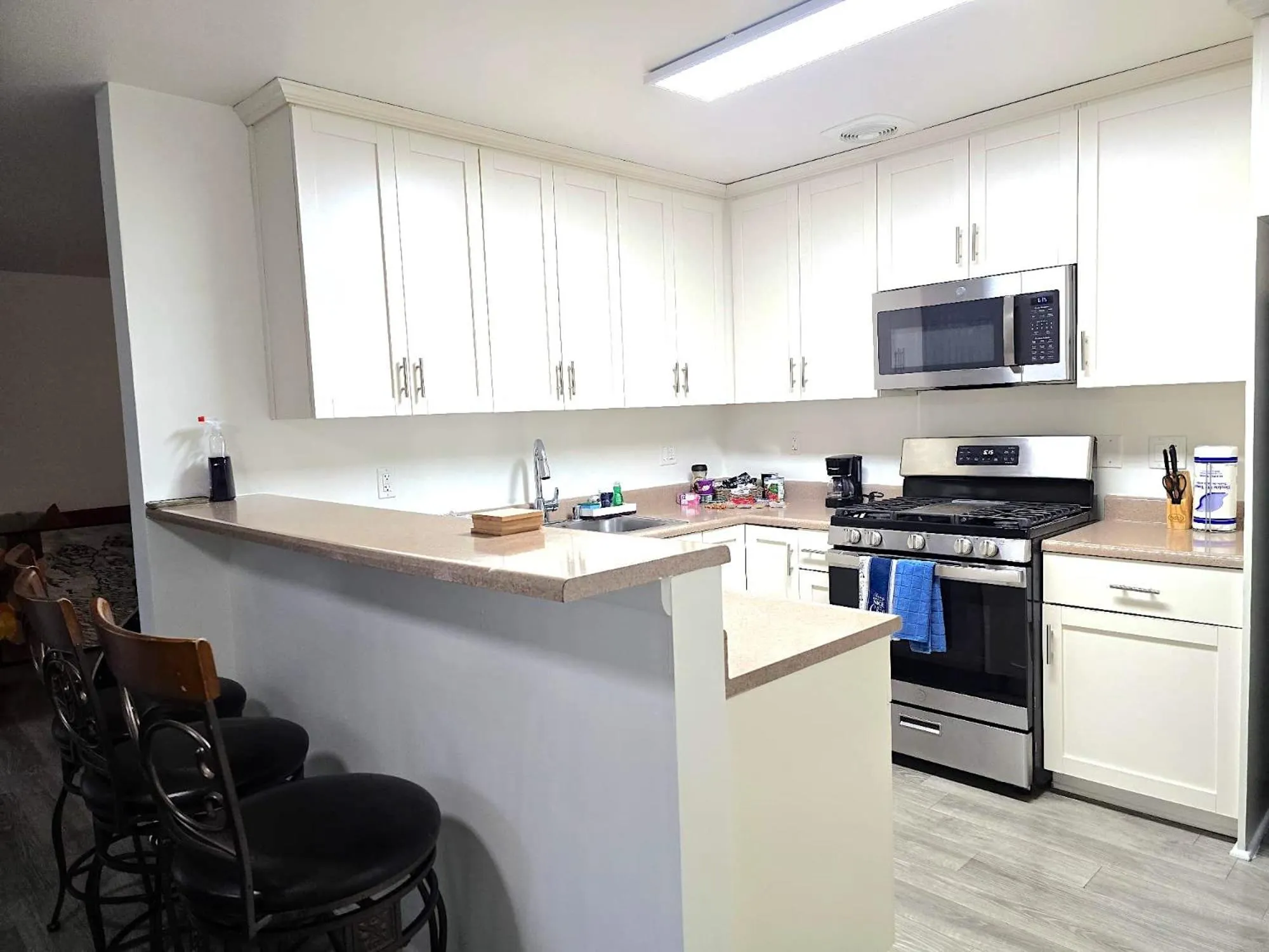 Kitchen or kitchenette in StaysPro - Executive Santa Monica Suites