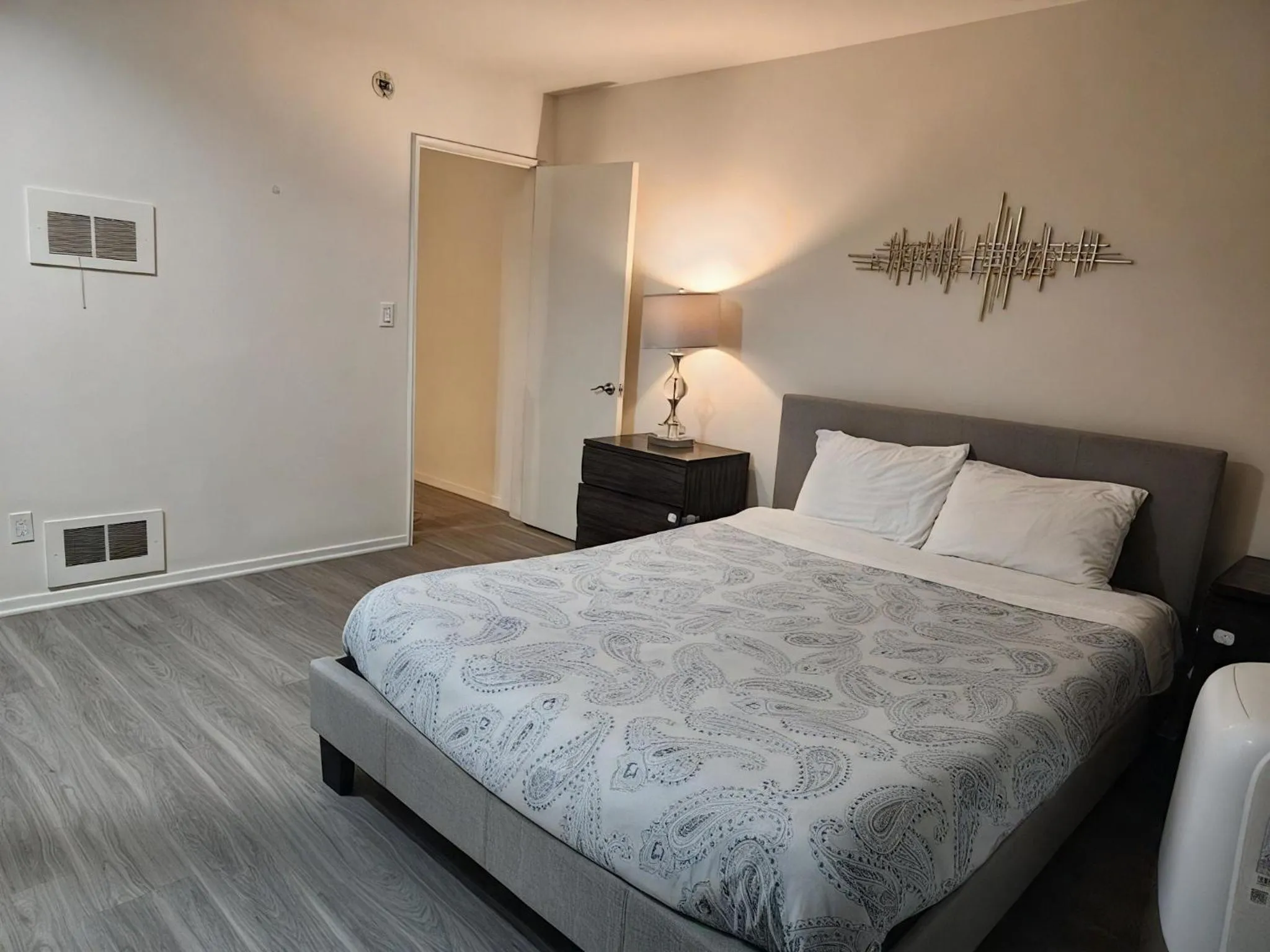 Bedroom, Bed in StaysPro - Executive Santa Monica Suites