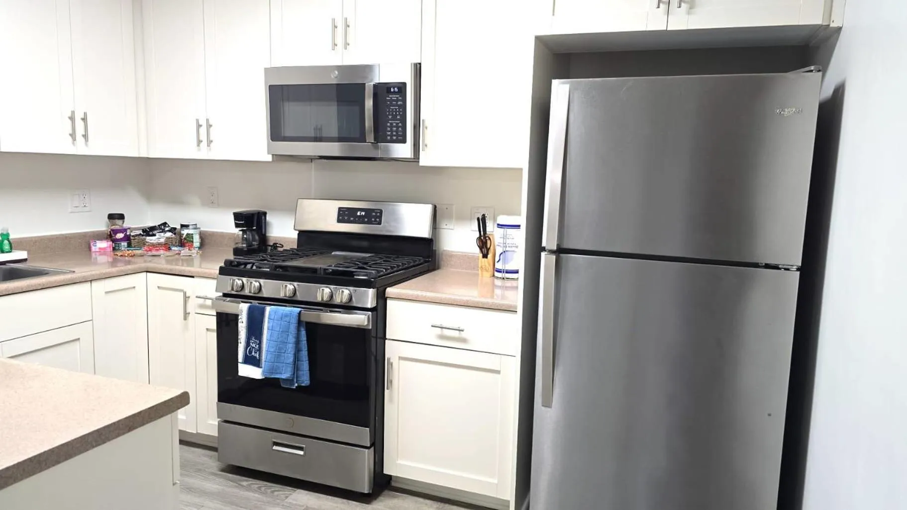 Kitchen or kitchenette in StaysPro - Executive Santa Monica Suites