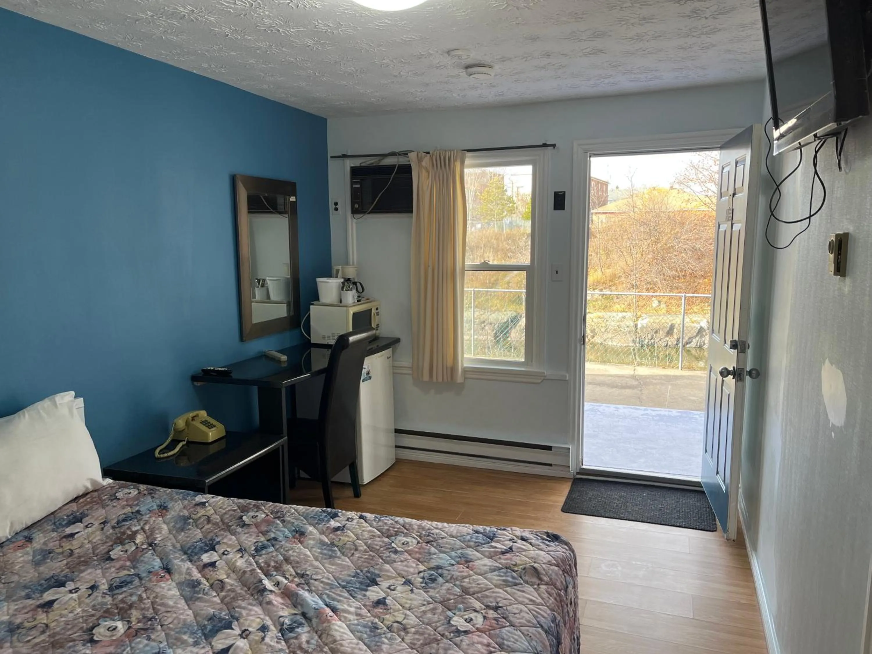 Photo of the whole room, Bed in Old Mill Motel