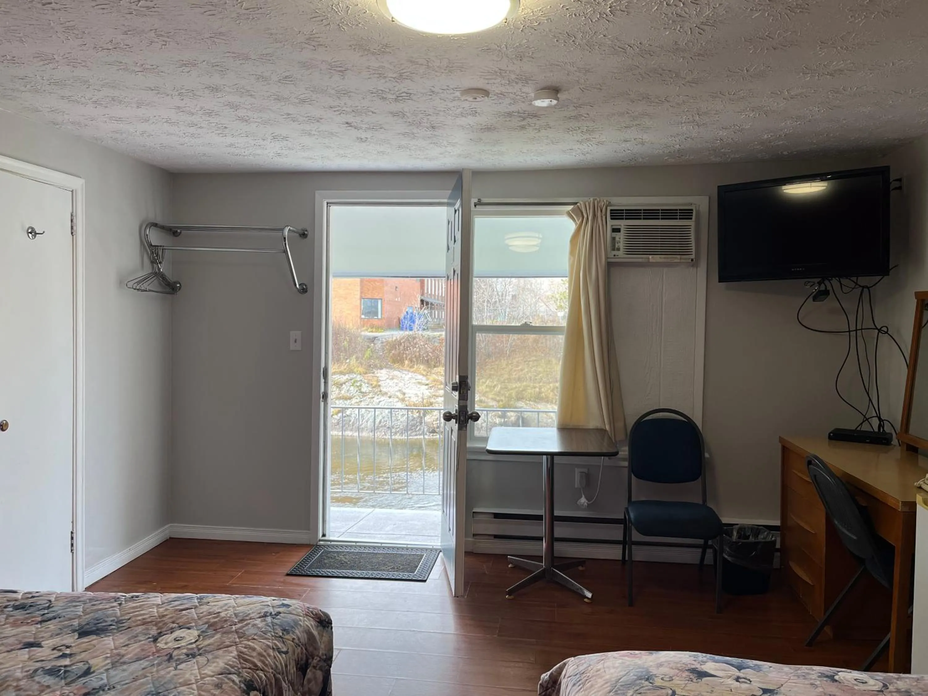 Photo of the whole room, Bed in Old Mill Motel