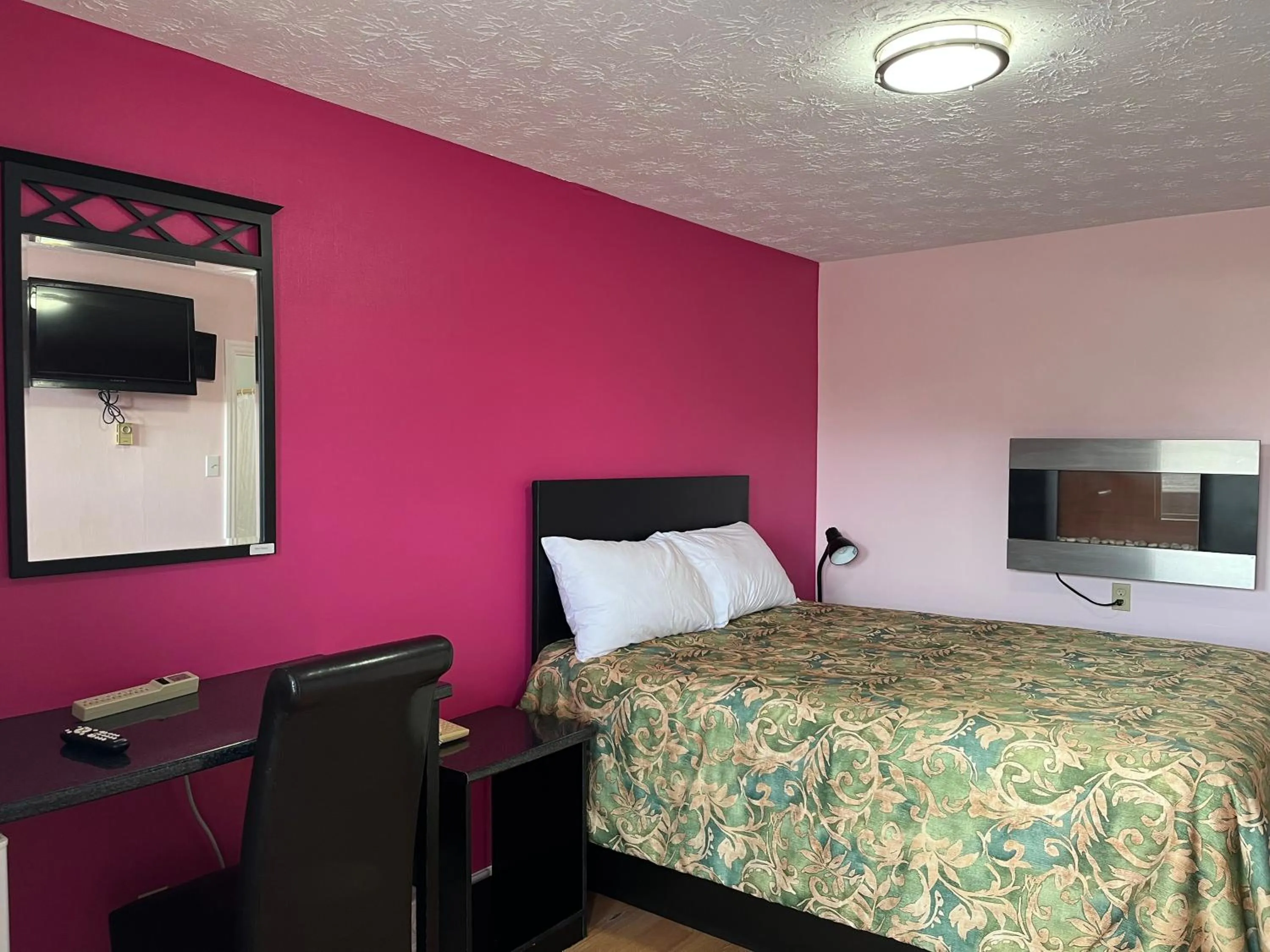 Photo of the whole room, Bed in Old Mill Motel