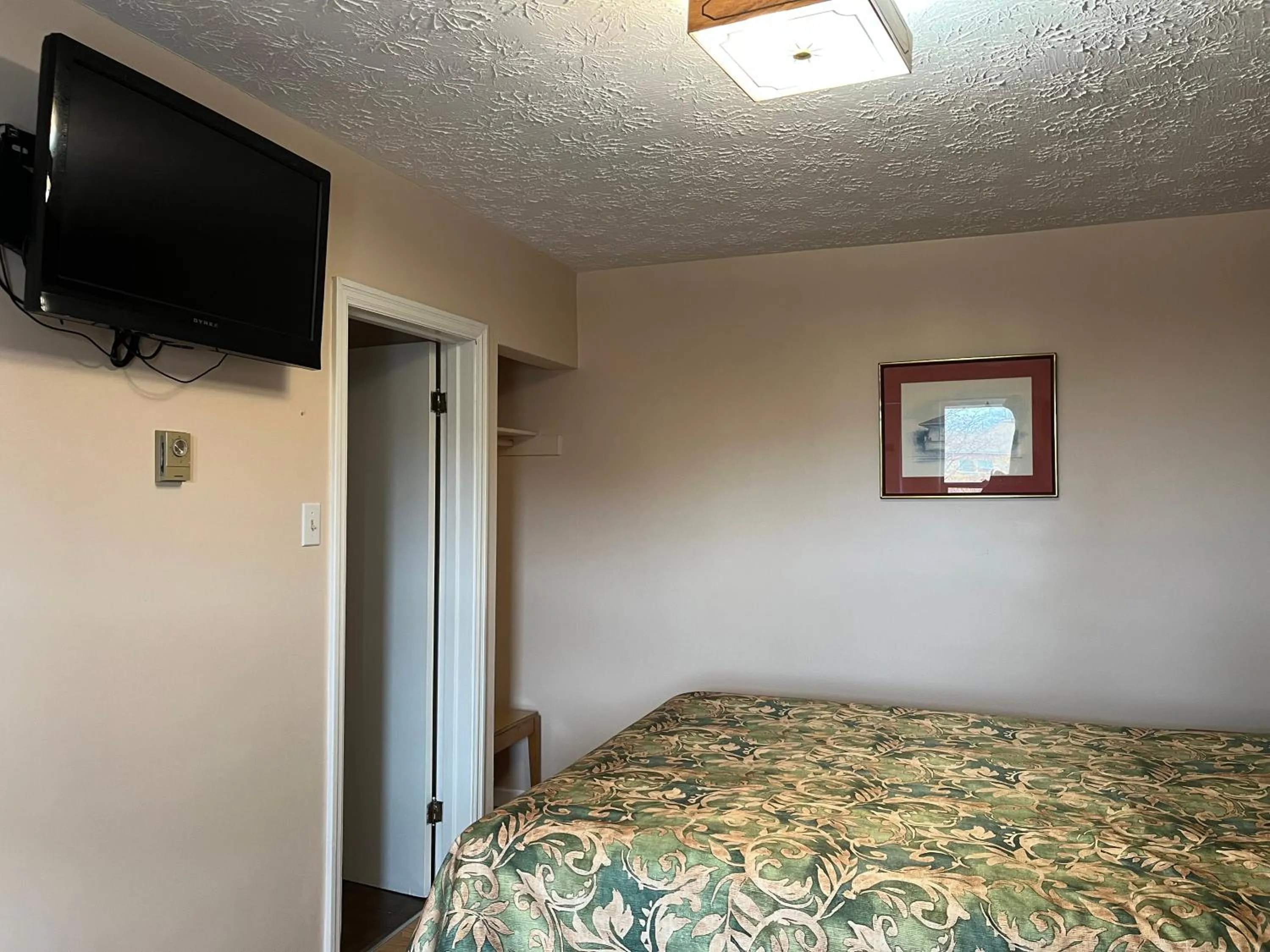 Photo of the whole room, Bed in Old Mill Motel