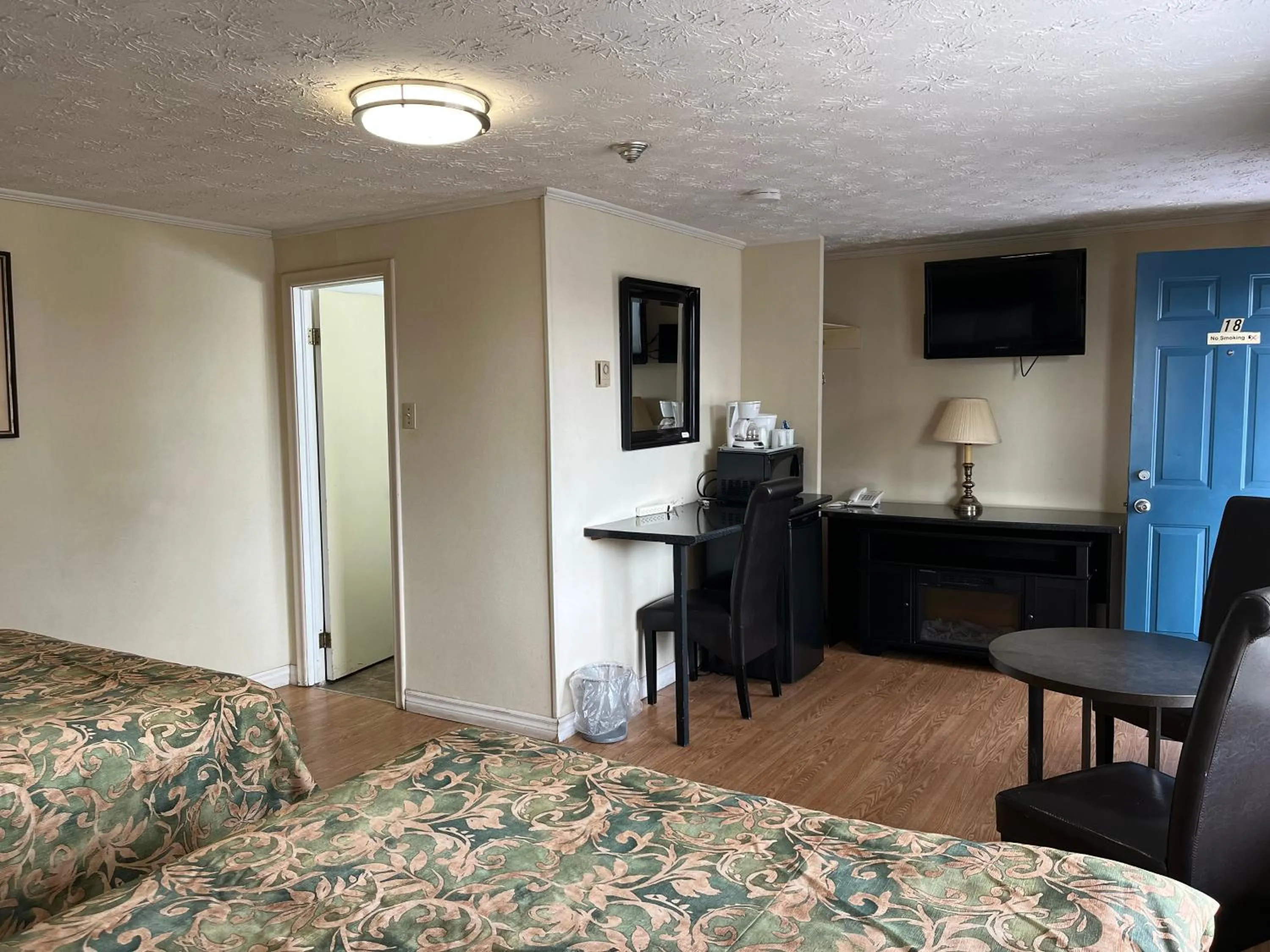 Photo of the whole room, Bed in Old Mill Motel