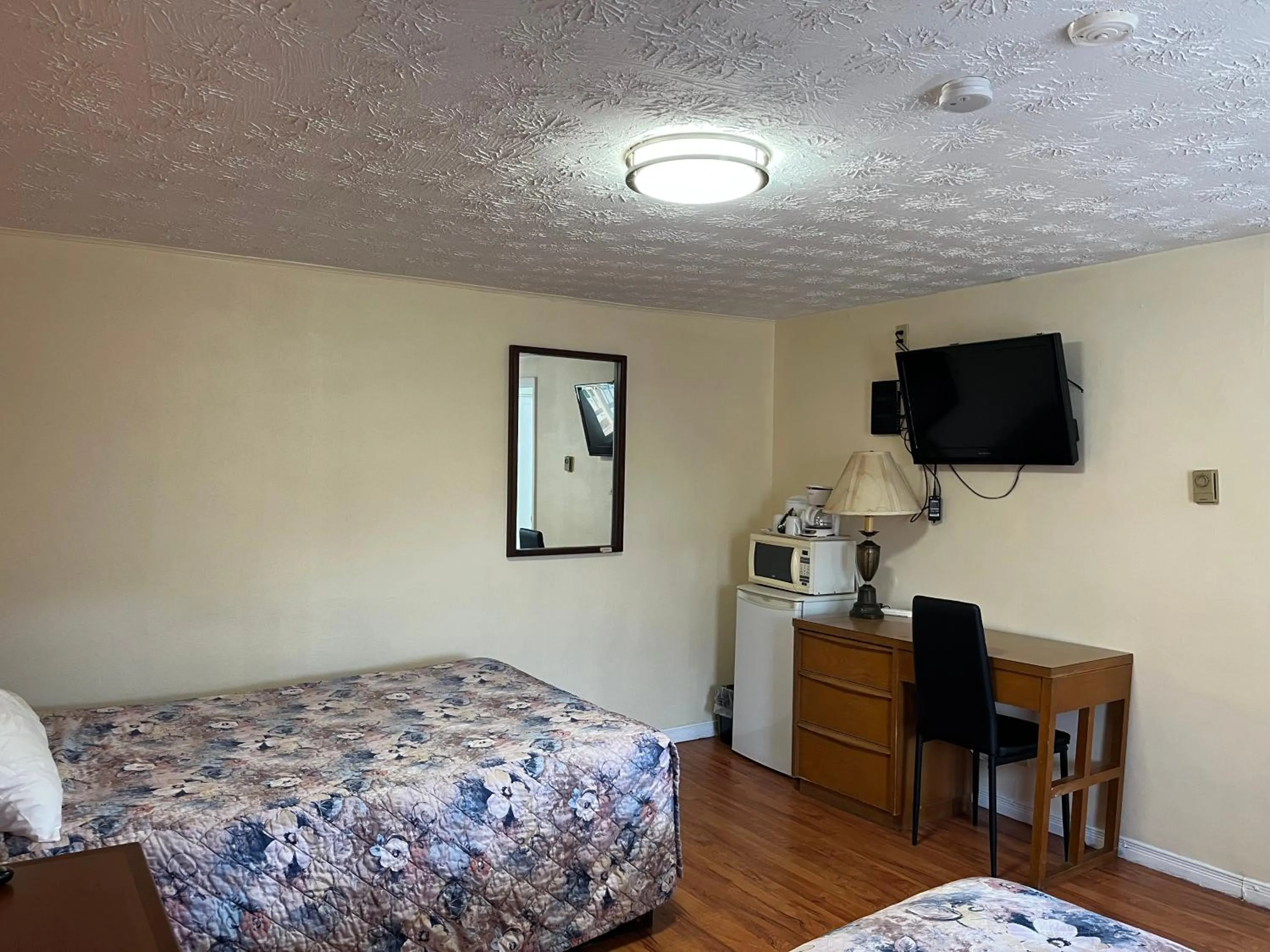 Photo of the whole room, Bed in Old Mill Motel