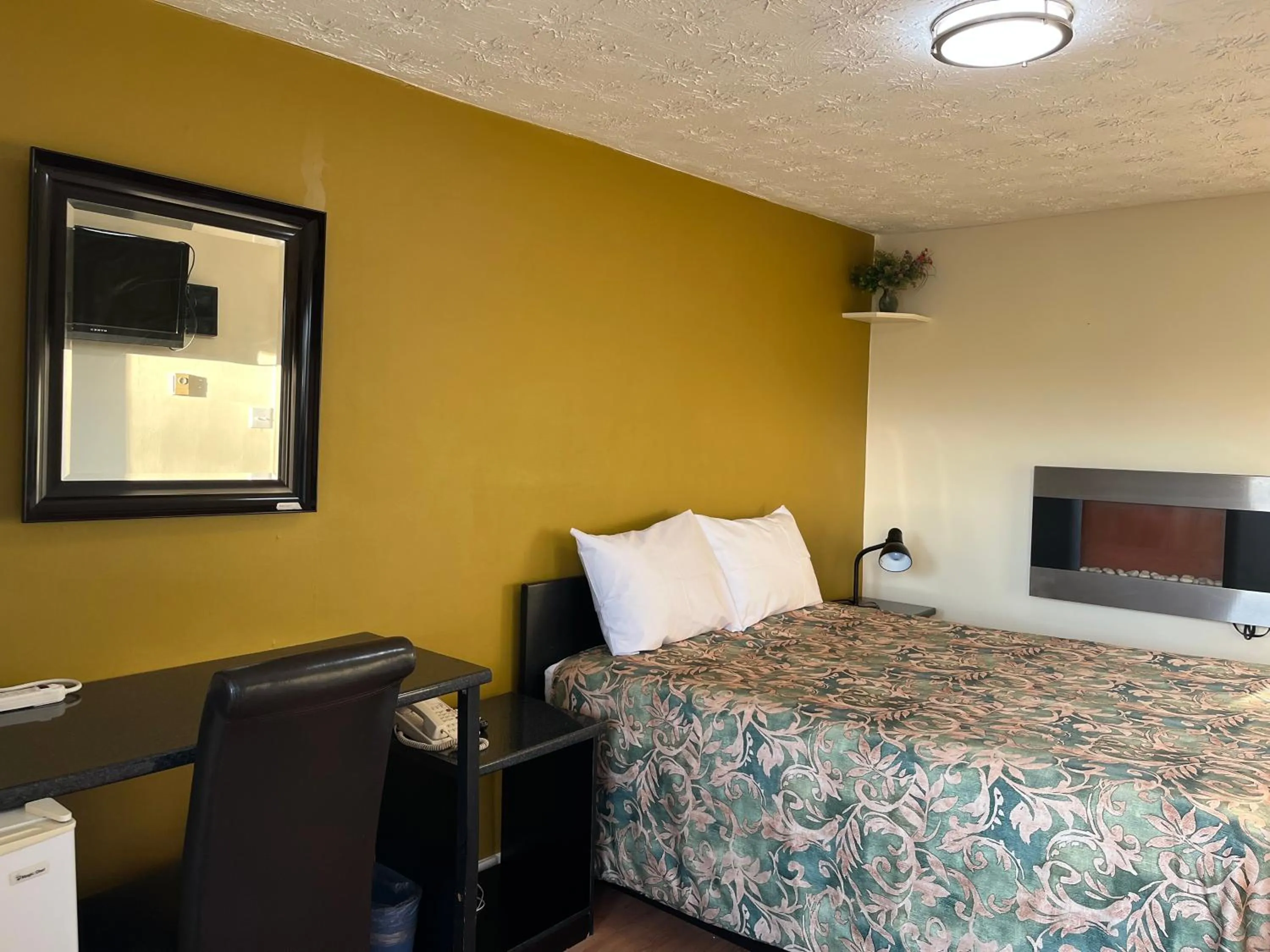 Photo of the whole room, Bed in Old Mill Motel