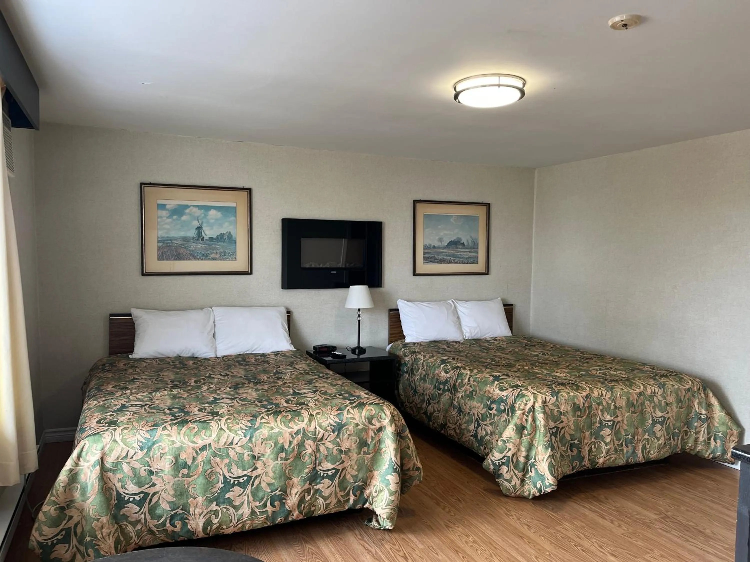 Photo of the whole room, Bed in Old Mill Motel