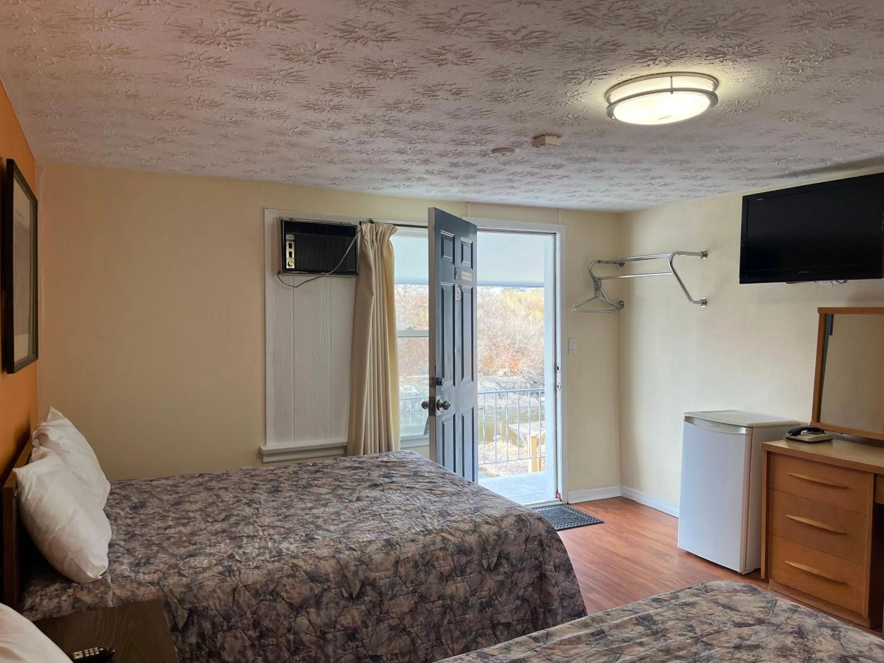 Photo of the whole room, Bed in Old Mill Motel