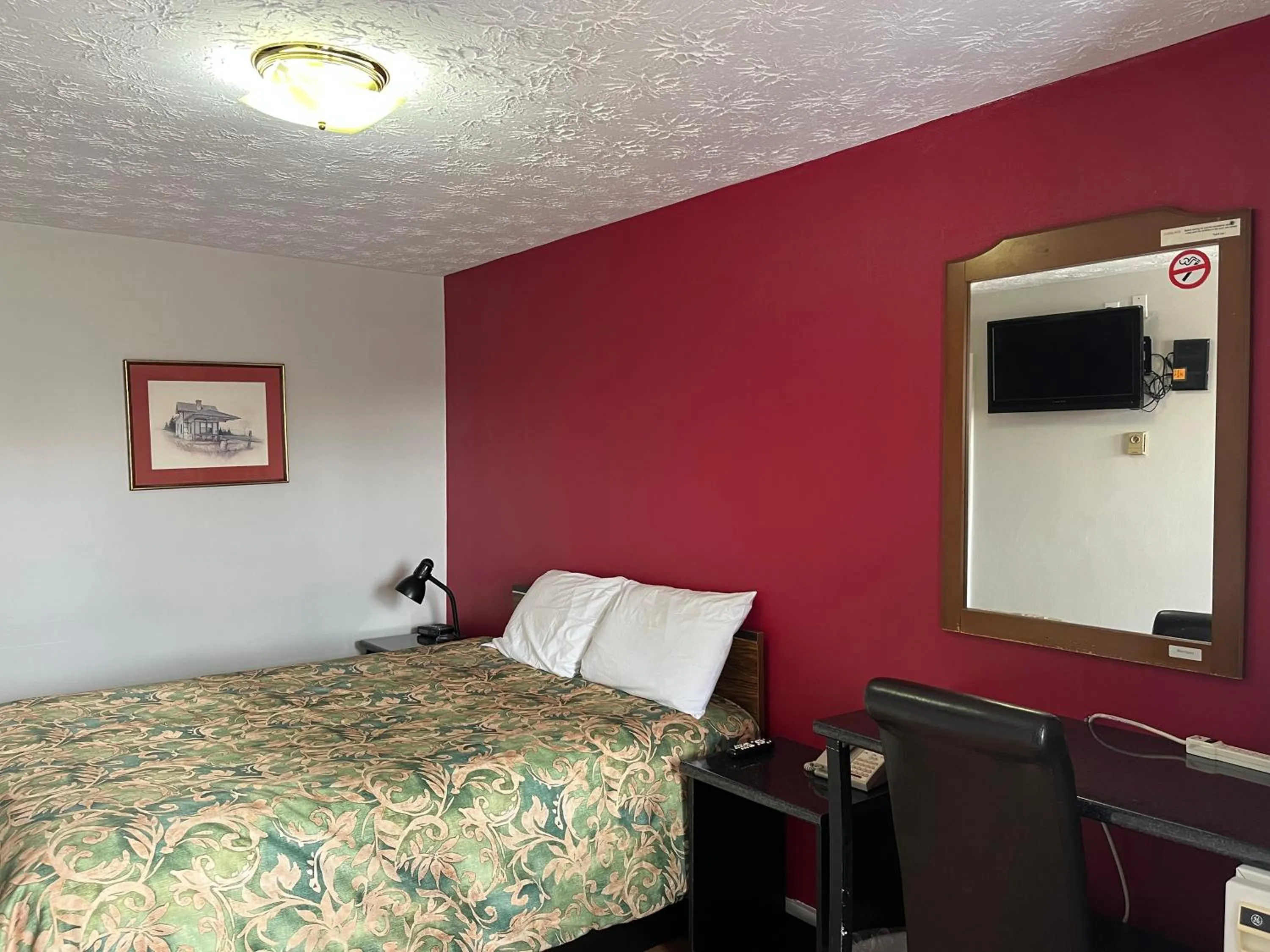 Photo of the whole room, Bed in Old Mill Motel