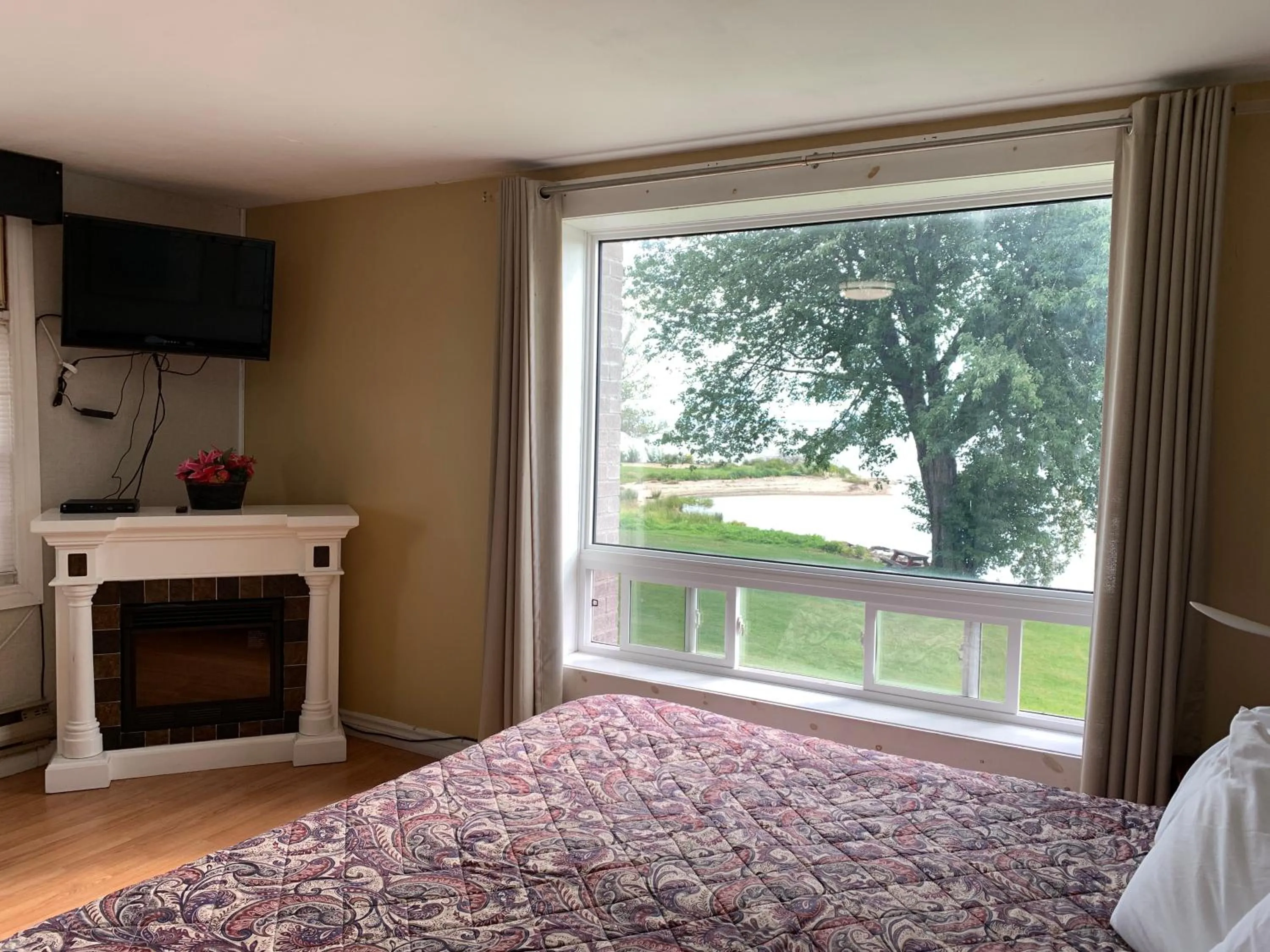 Photo of the whole room, Bed in Old Mill Motel