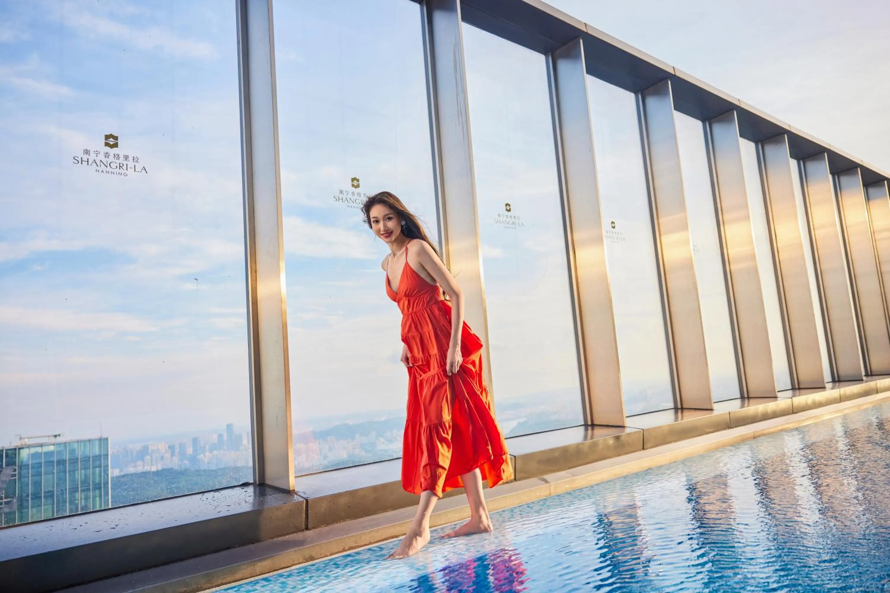Swimming pool in Shangri-La Nanning - The tallest hotel worldwide in Shangri-La Group