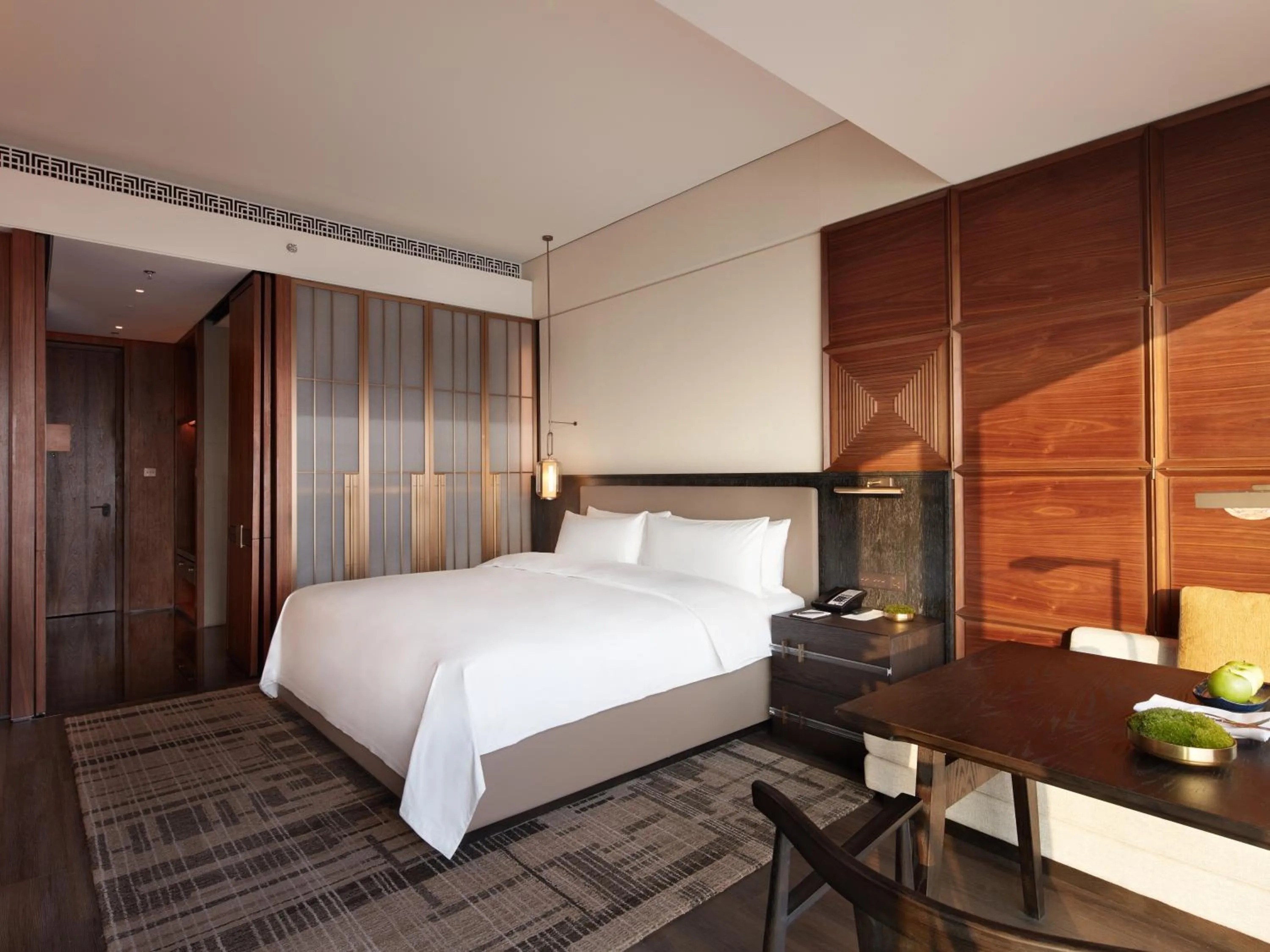 Photo of the whole room, Bed in Shangri-La Nanning - The tallest hotel worldwide in Shangri-La Group