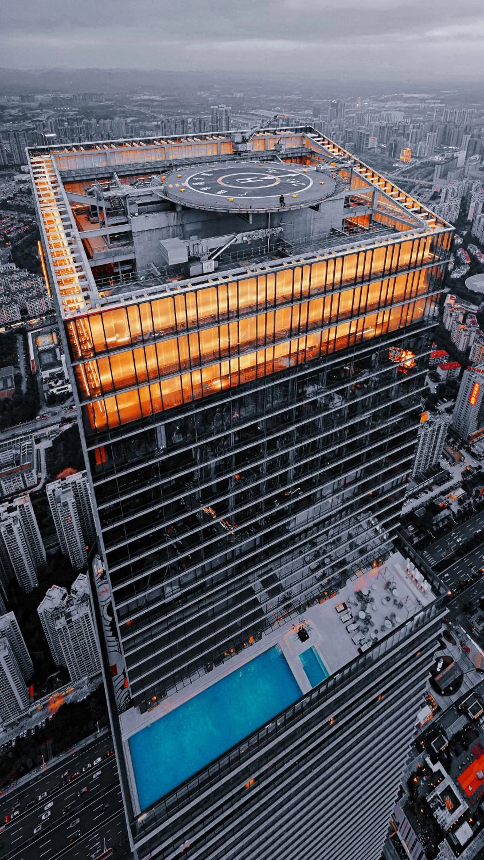 Swimming pool in Shangri-La Nanning - The tallest hotel worldwide in Shangri-La Group