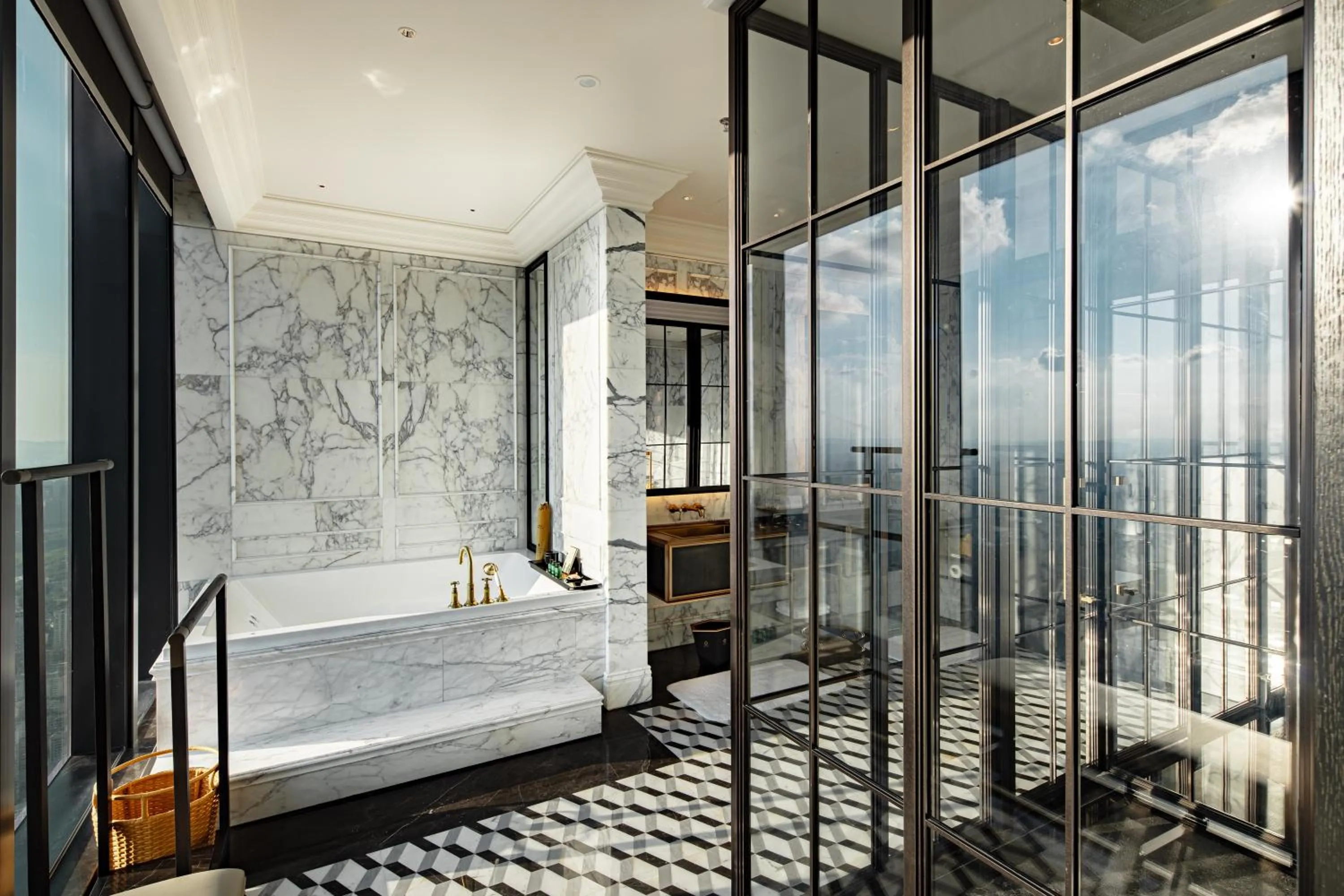 Bathroom, Bed in Shangri-La Nanning - The tallest hotel worldwide in Shangri-La Group
