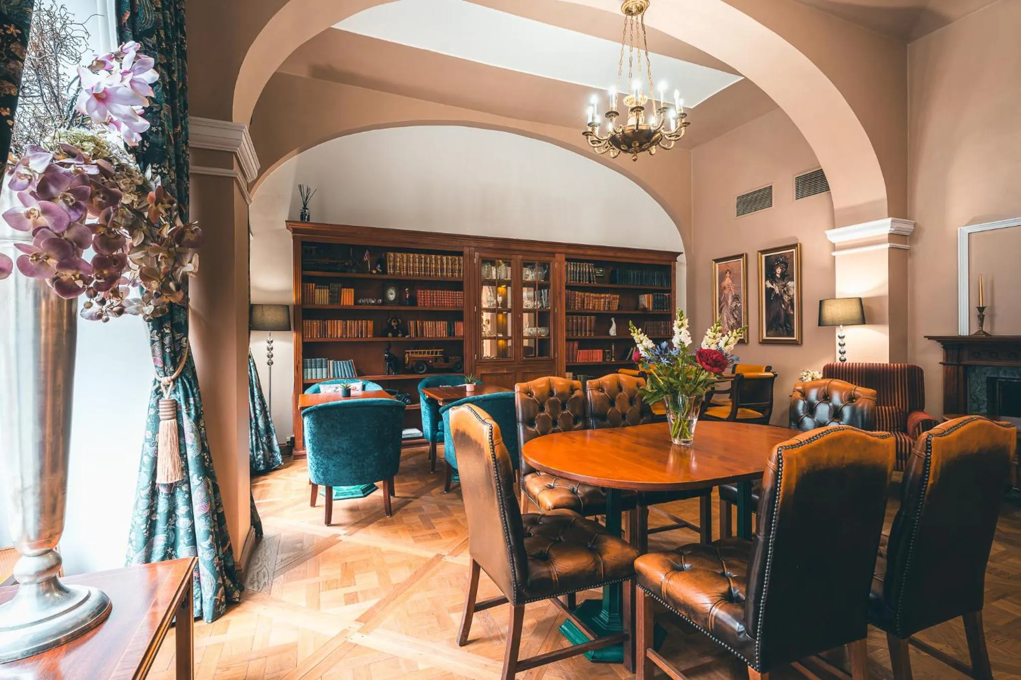 Library in Hotel Julian