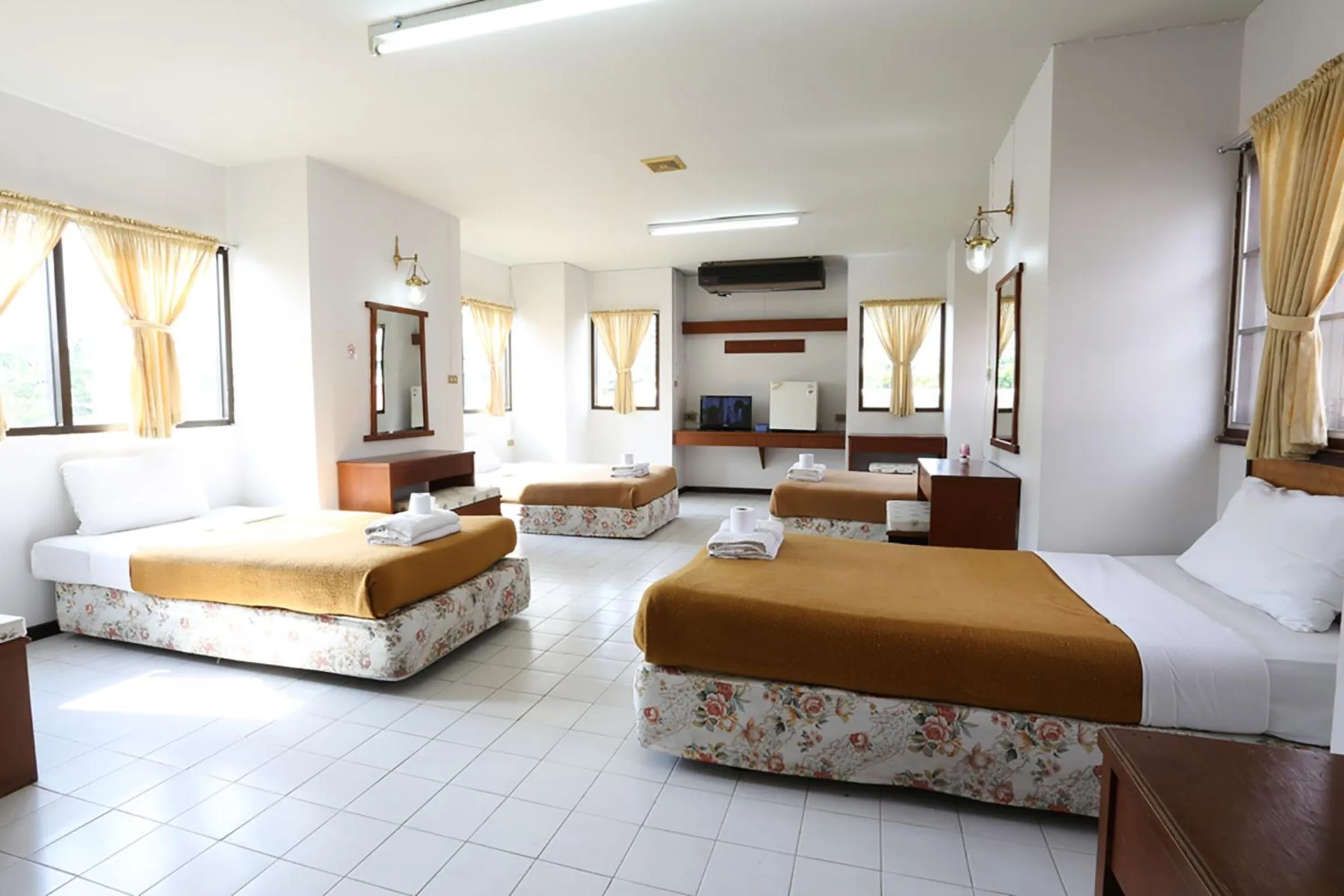 Bed in Chomdoi House Hotel