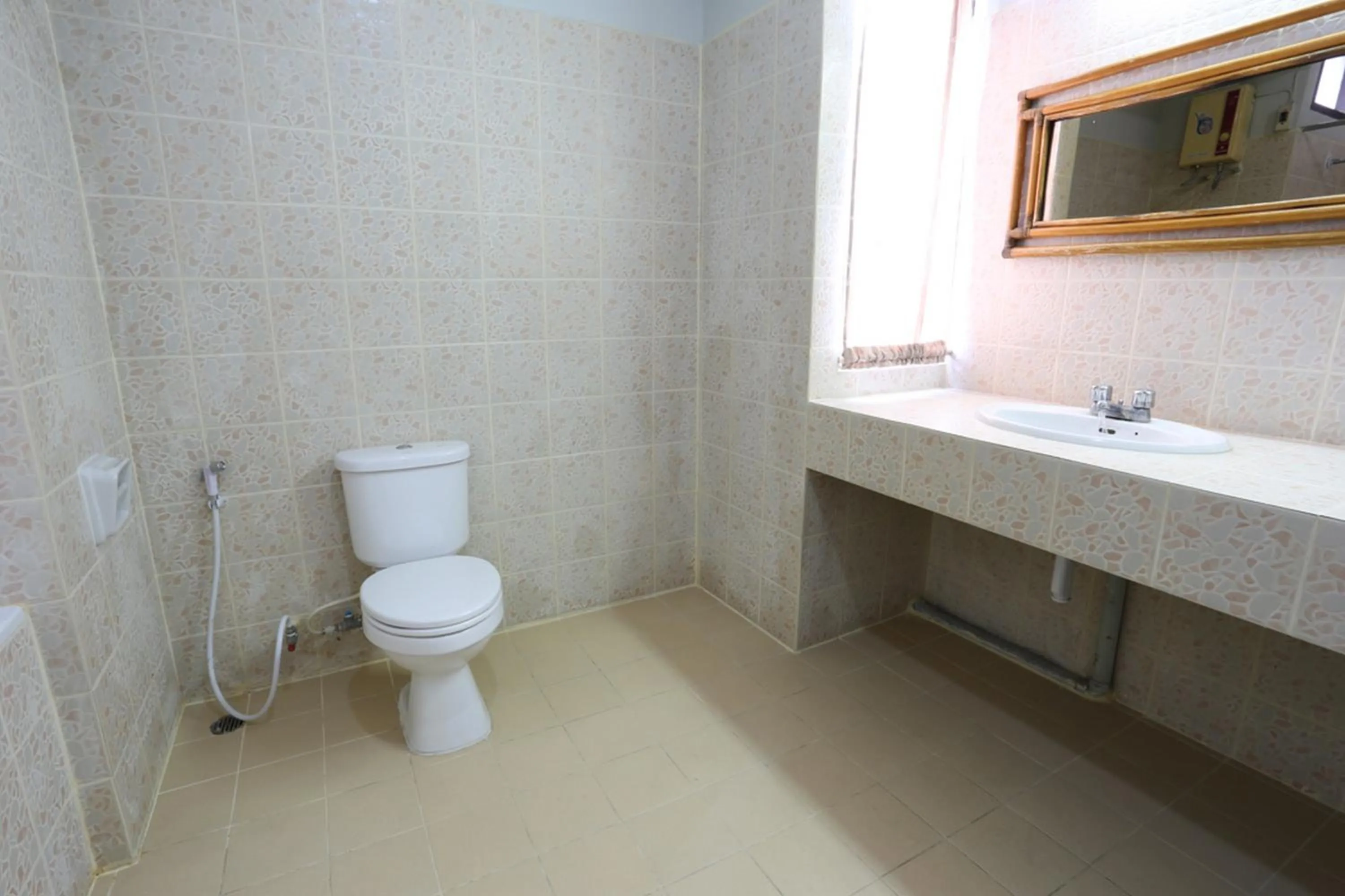 Toilet in Chomdoi House Hotel