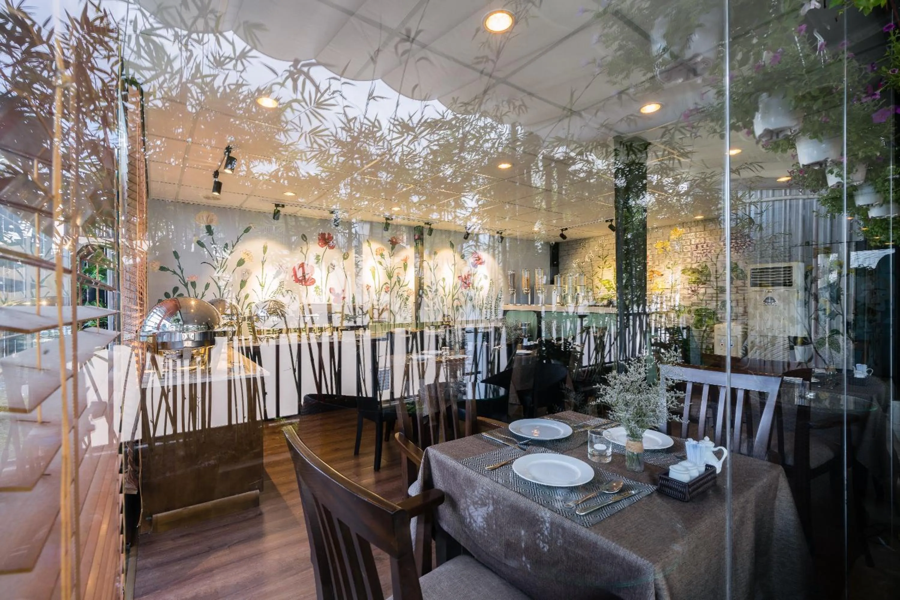 Restaurant/places to eat in Asian Ruby Center Point Hotel & Spa