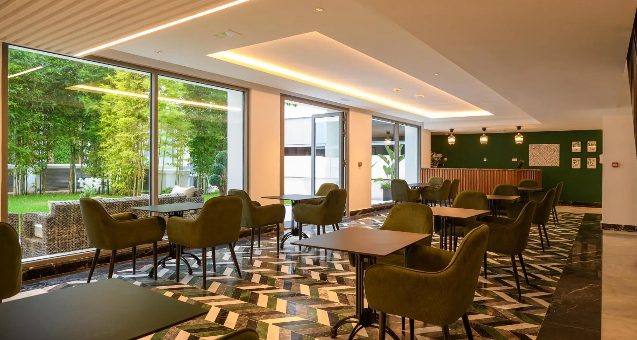 Restaurant/places to eat in BH Appart Hotel