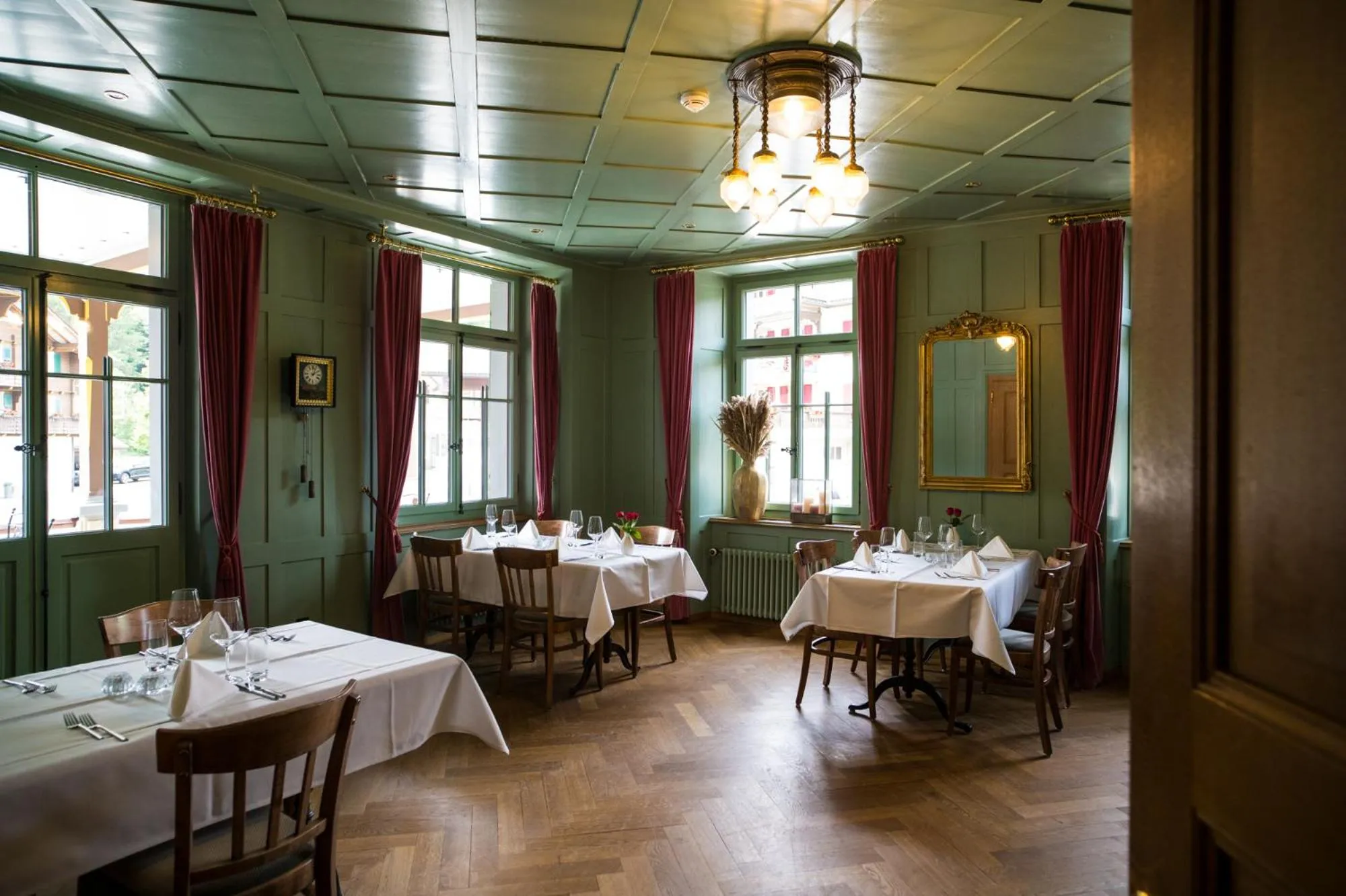 Restaurant/places to eat in FLÜHLI Hotel Kurhaus